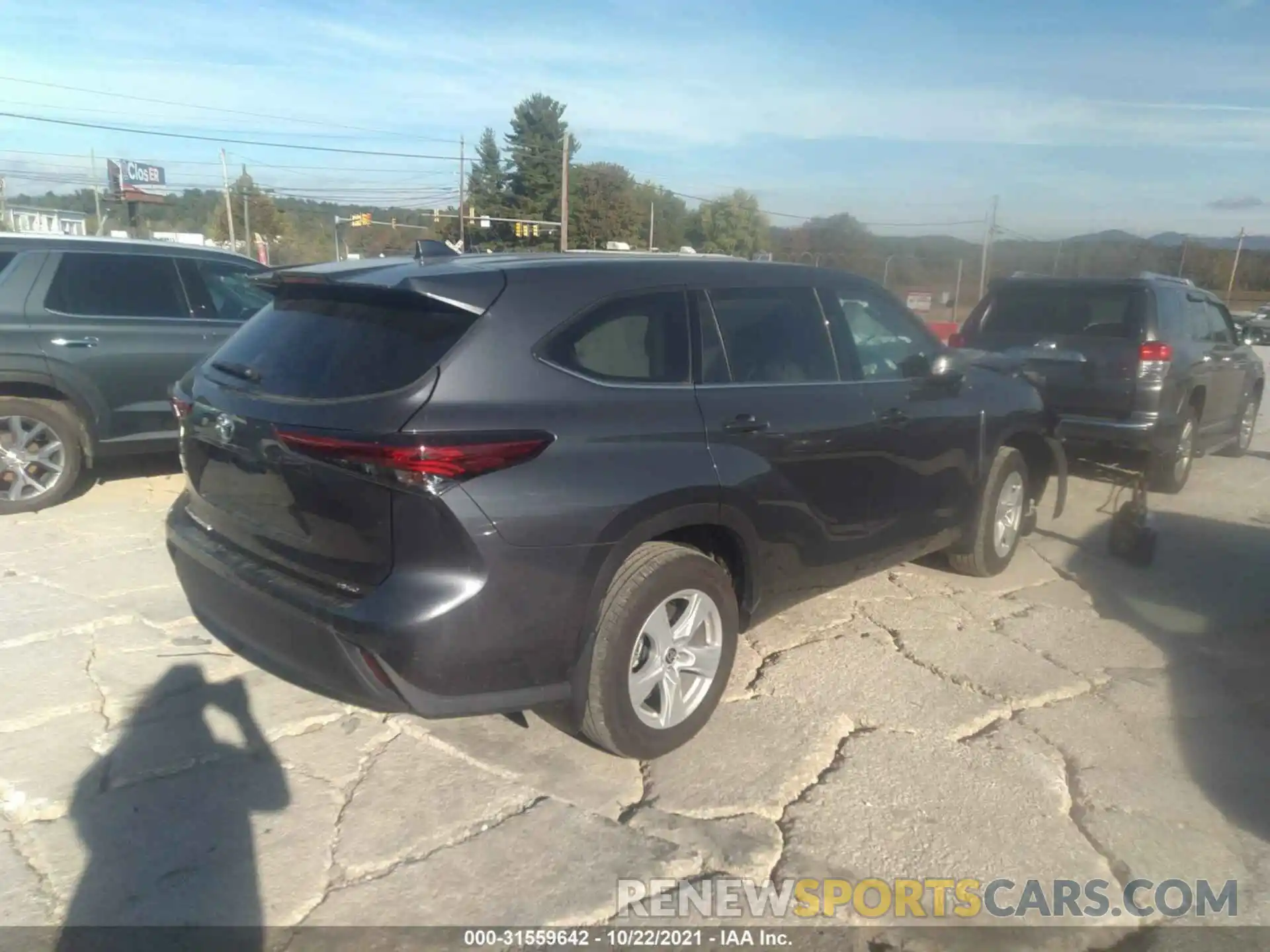 4 Photograph of a damaged car 5TDCZRBH4LS033434 TOYOTA HIGHLANDER 2020