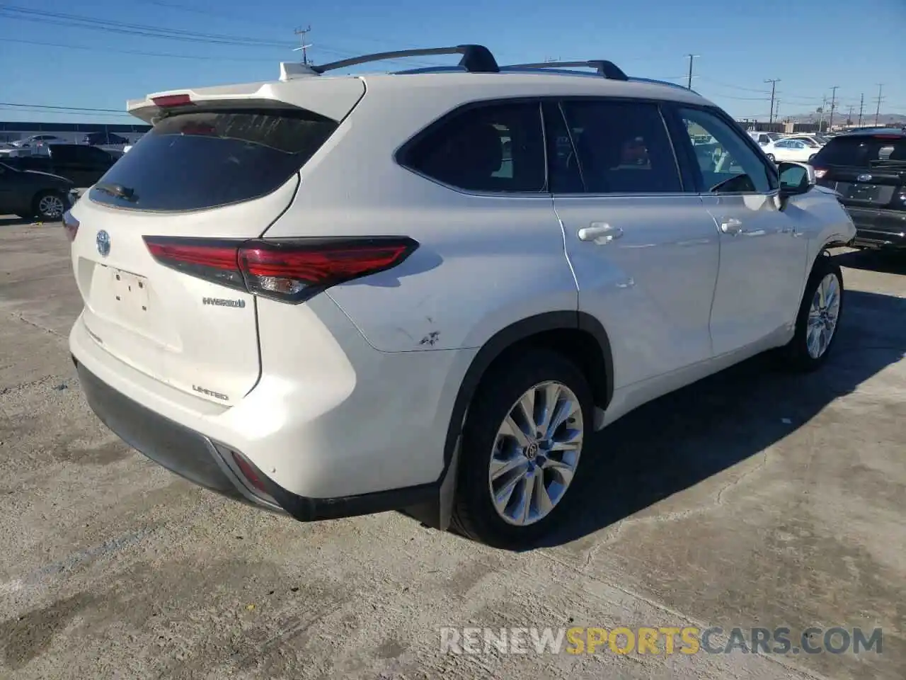 4 Photograph of a damaged car 5TDDBRCH6LS004671 TOYOTA HIGHLANDER 2020