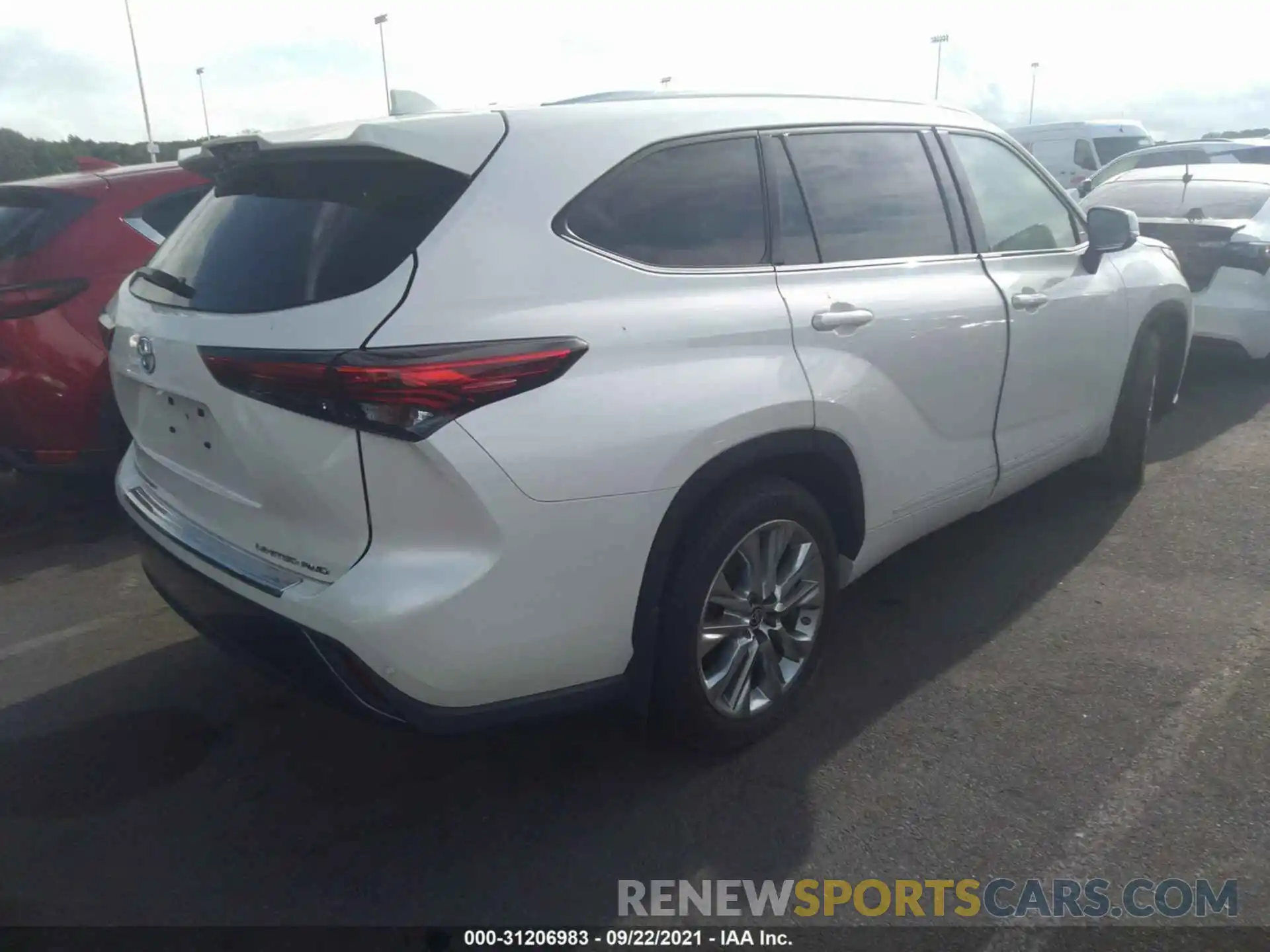 4 Photograph of a damaged car 5TDDZRBH2LS002462 TOYOTA HIGHLANDER 2020