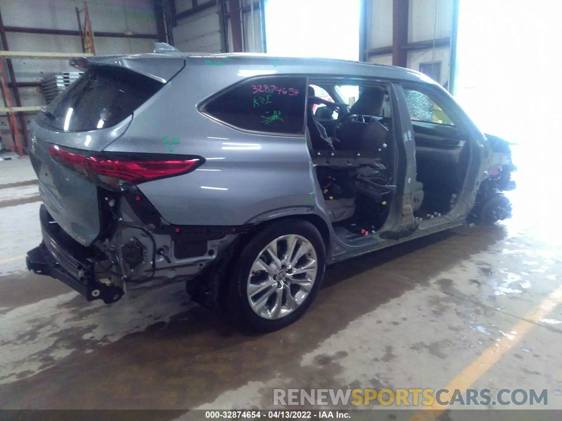 4 Photograph of a damaged car 5TDDZRBH2LS051578 TOYOTA HIGHLANDER 2020