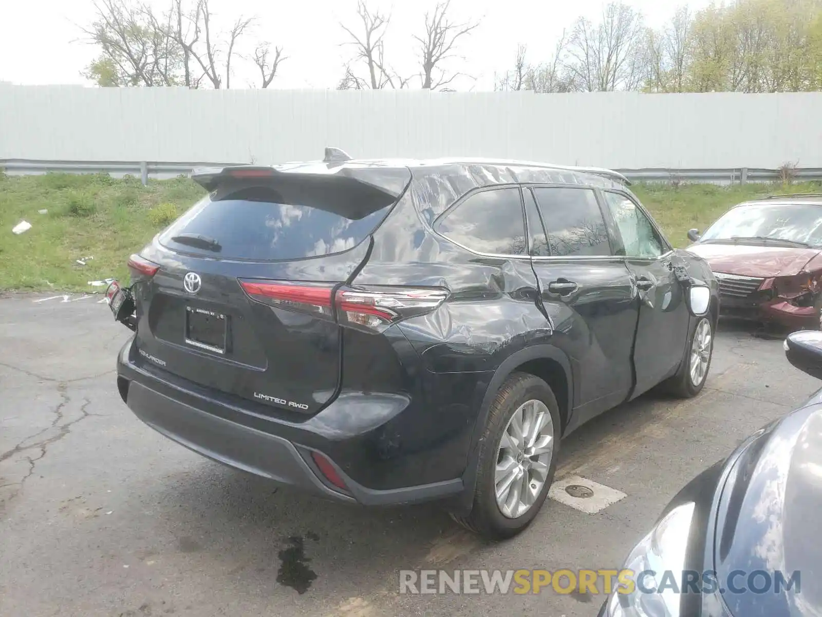 4 Photograph of a damaged car 5TDDZRBH4LS017576 TOYOTA HIGHLANDER 2020