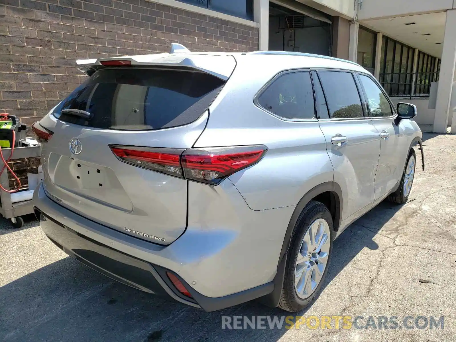 4 Photograph of a damaged car 5TDDZRBH5LS012399 TOYOTA HIGHLANDER 2020