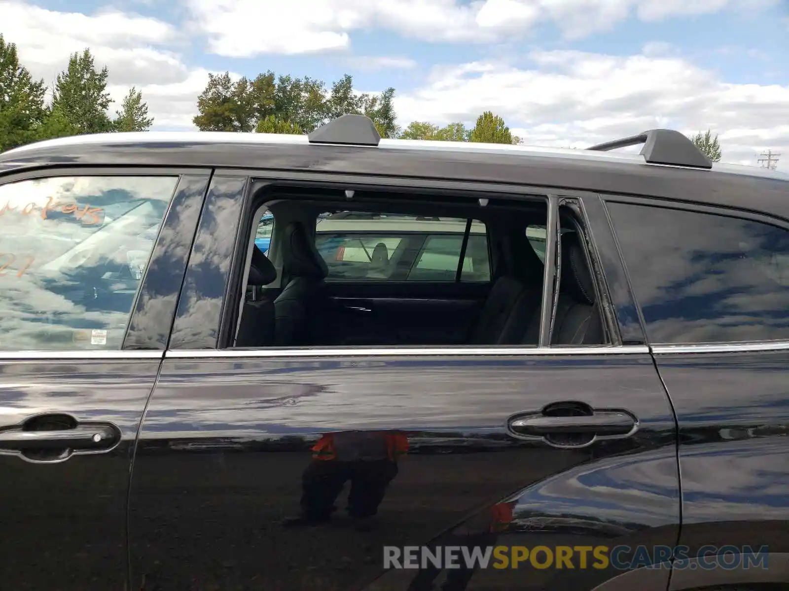 9 Photograph of a damaged car 5TDDZRBH6LS010127 TOYOTA HIGHLANDER 2020