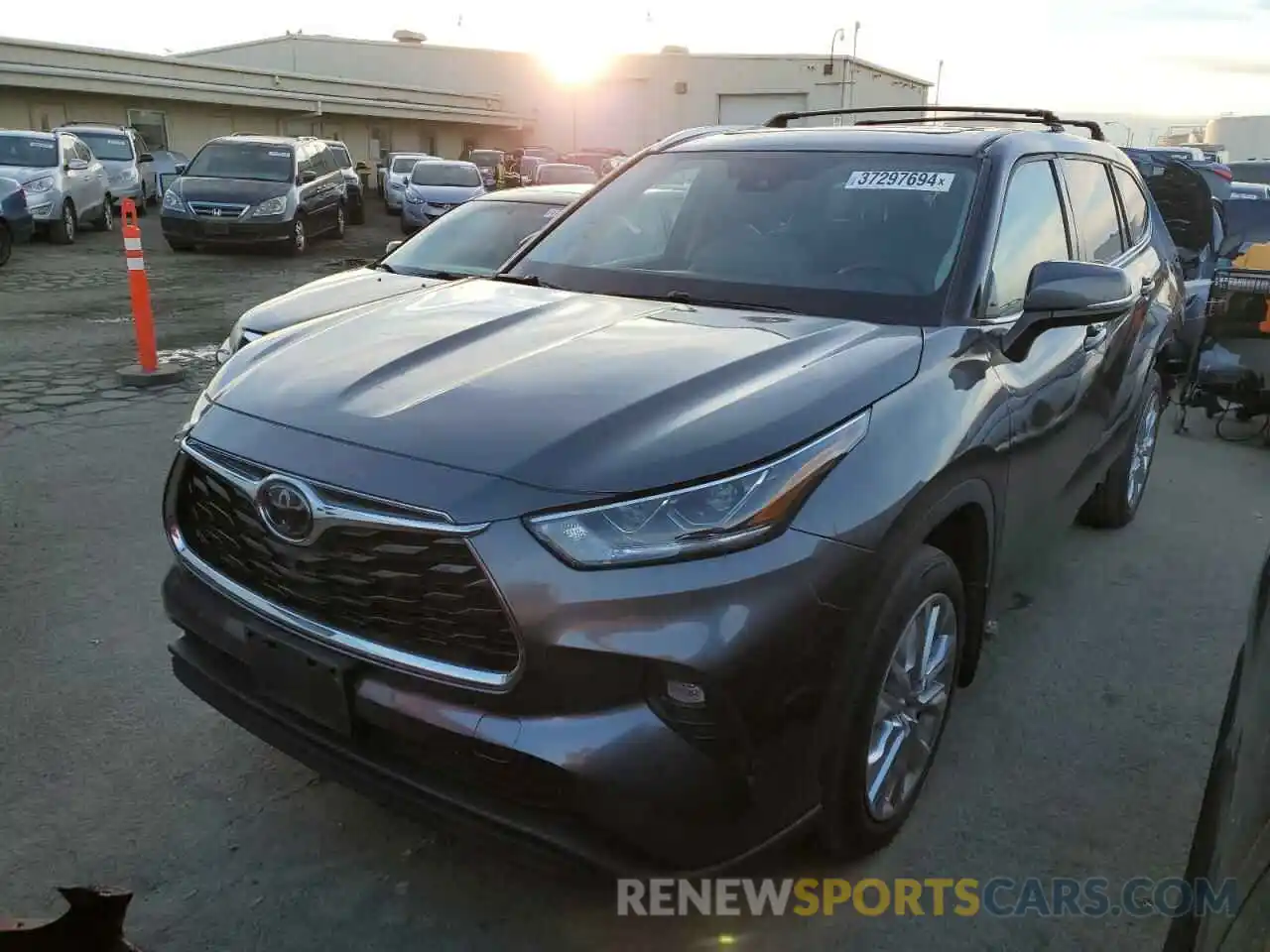 1 Photograph of a damaged car 5TDDZRBH6LS013657 TOYOTA HIGHLANDER 2020