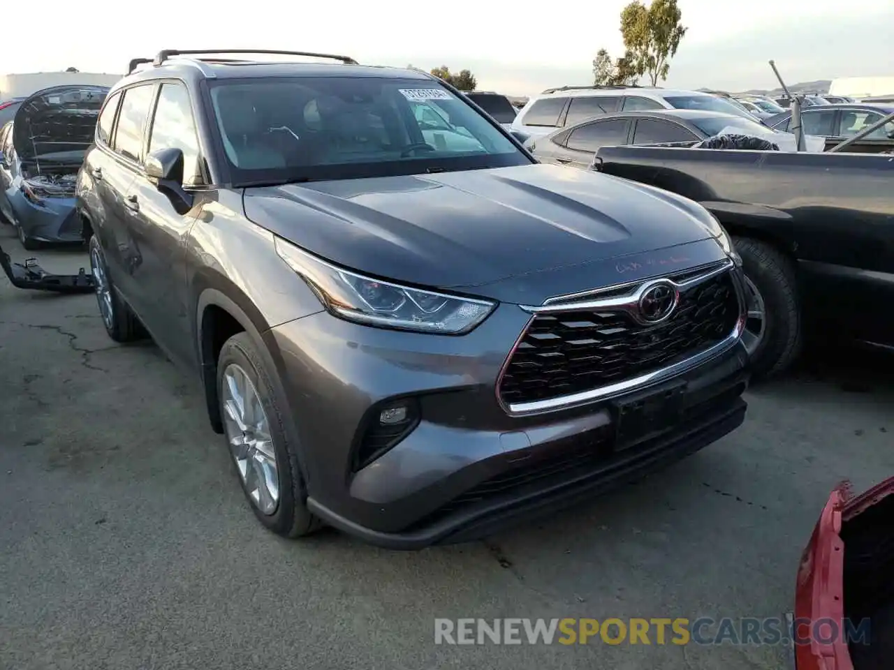 4 Photograph of a damaged car 5TDDZRBH6LS013657 TOYOTA HIGHLANDER 2020