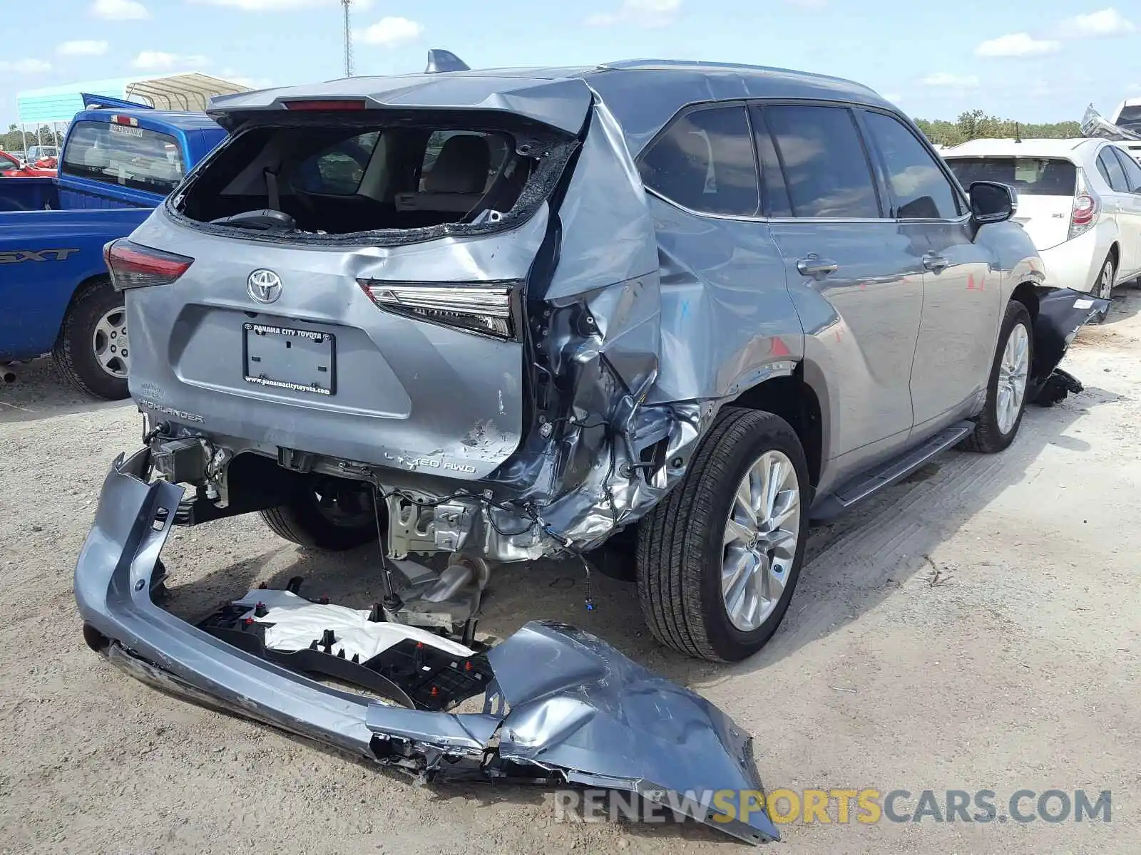 4 Photograph of a damaged car 5TDDZRBH6LS017532 TOYOTA HIGHLANDER 2020