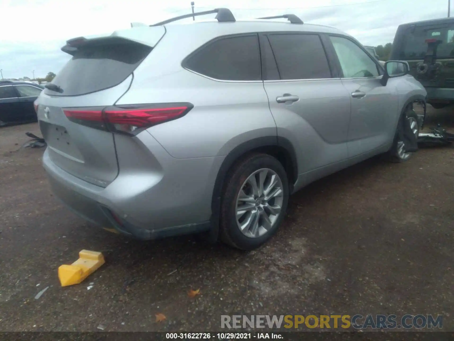 4 Photograph of a damaged car 5TDDZRBH7LS003977 TOYOTA HIGHLANDER 2020