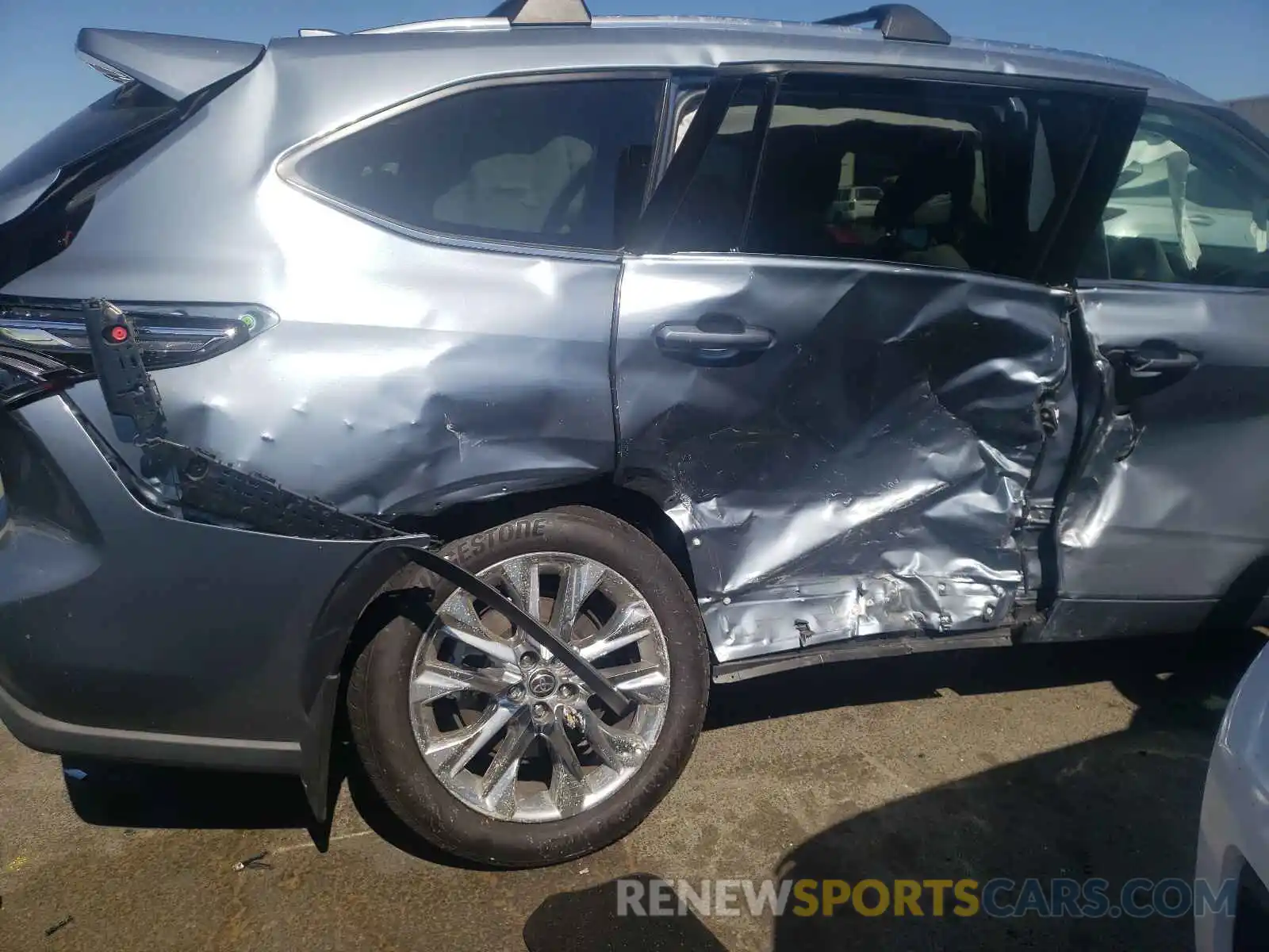 9 Photograph of a damaged car 5TDDZRBH7LS004935 TOYOTA HIGHLANDER 2020