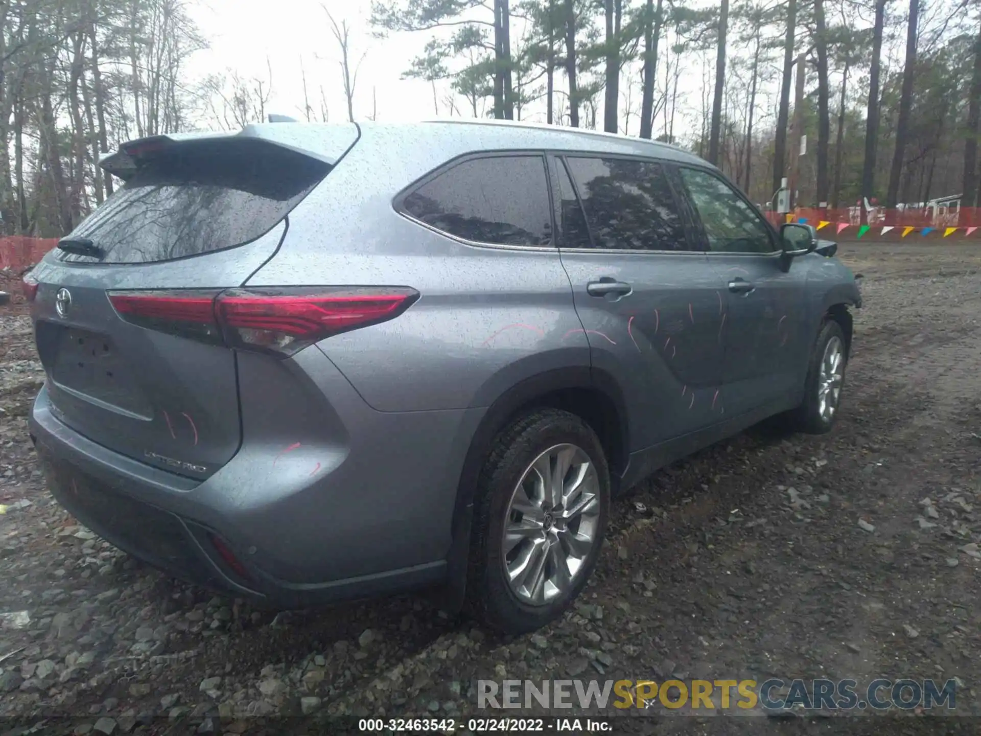 4 Photograph of a damaged car 5TDDZRBH7LS034792 TOYOTA HIGHLANDER 2020