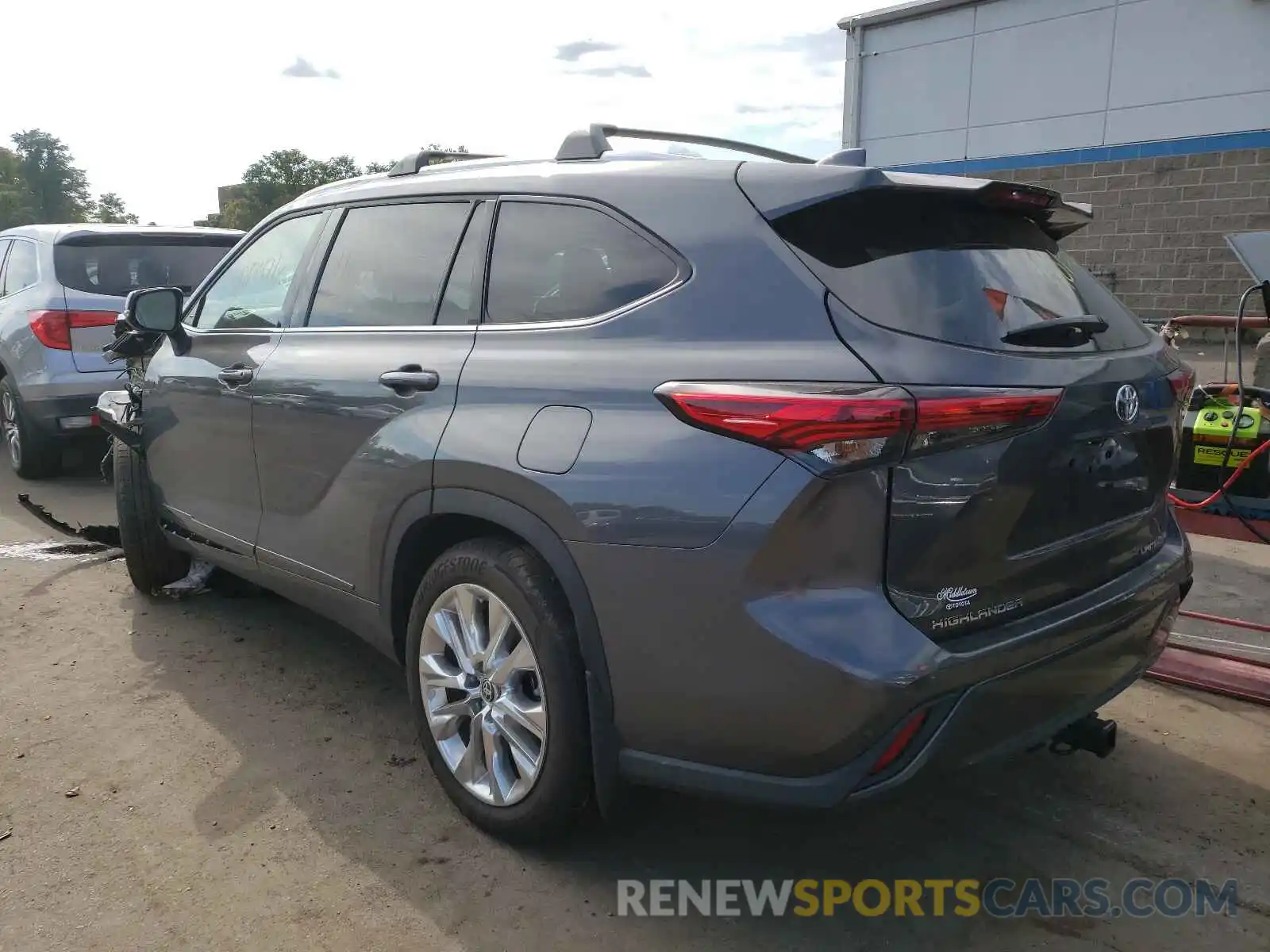 3 Photograph of a damaged car 5TDDZRBH8LS055103 TOYOTA HIGHLANDER 2020