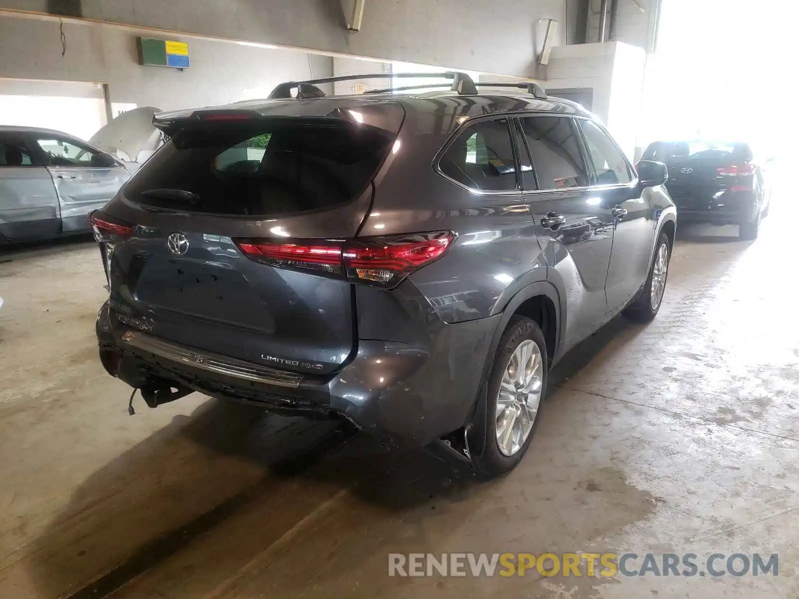 4 Photograph of a damaged car 5TDDZRBH9LS034390 TOYOTA HIGHLANDER 2020