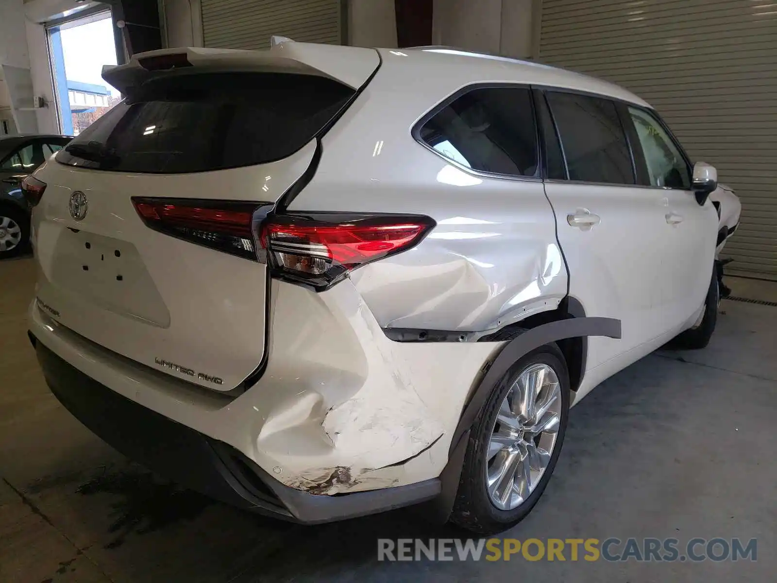 4 Photograph of a damaged car 5TDDZRBHXLS018585 TOYOTA HIGHLANDER 2020