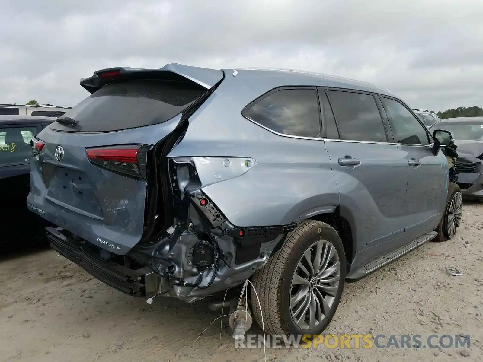 4 Photograph of a damaged car 5TDFZRAH5LS013319 TOYOTA HIGHLANDER 2020