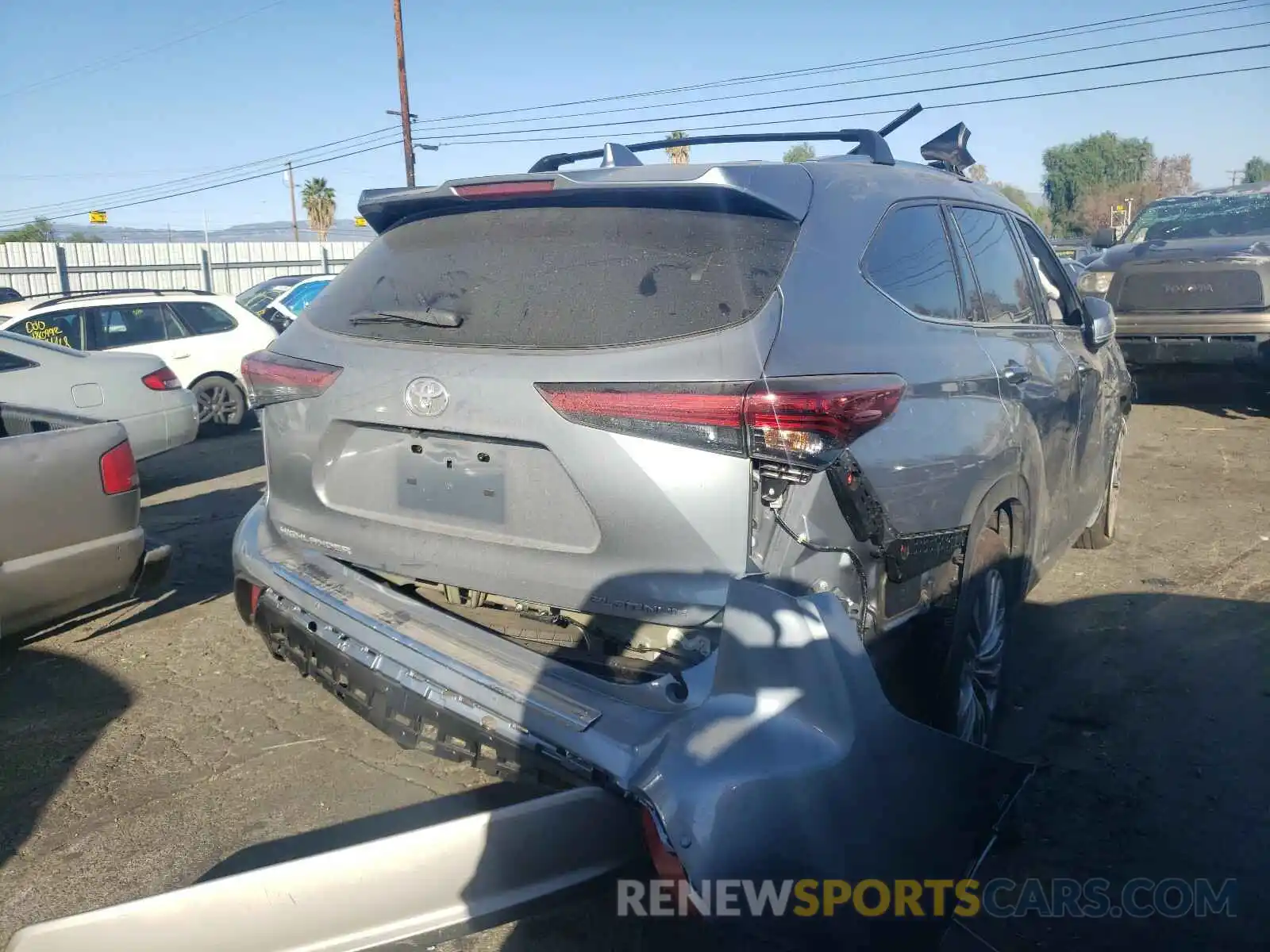 4 Photograph of a damaged car 5TDFZRAH7LS019879 TOYOTA HIGHLANDER 2020