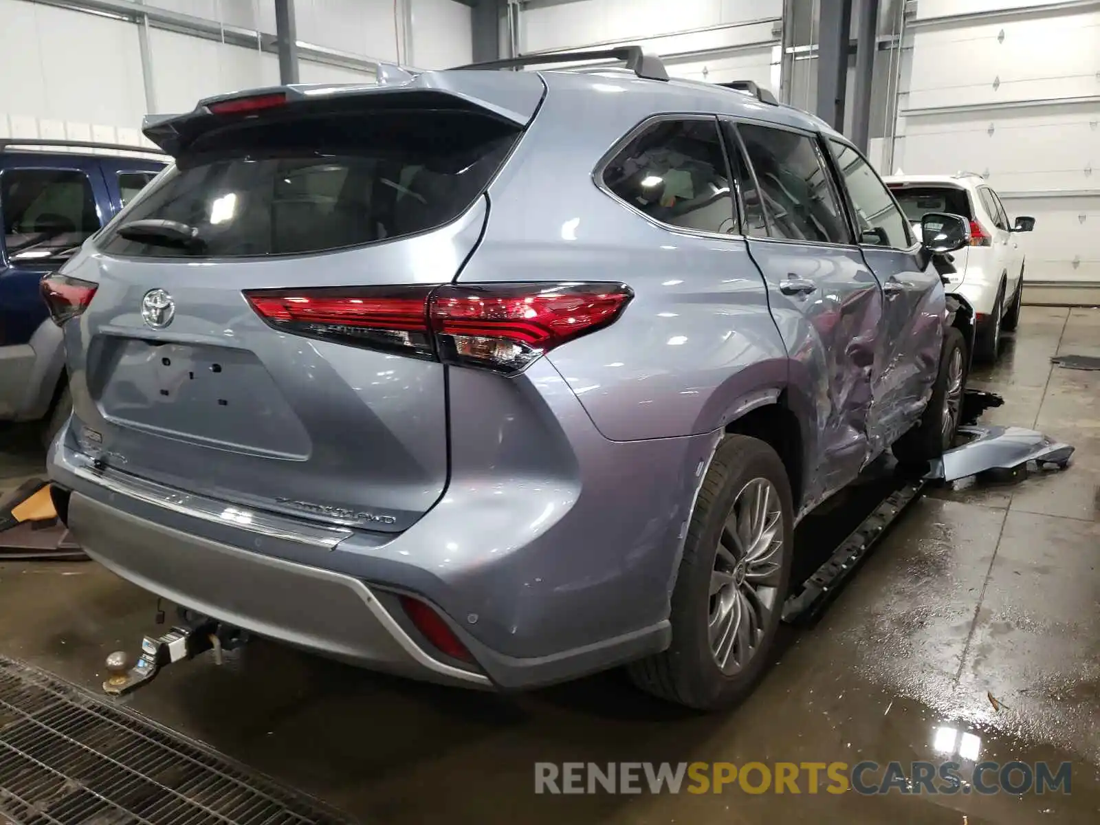 4 Photograph of a damaged car 5TDFZRBH0LS010231 TOYOTA HIGHLANDER 2020