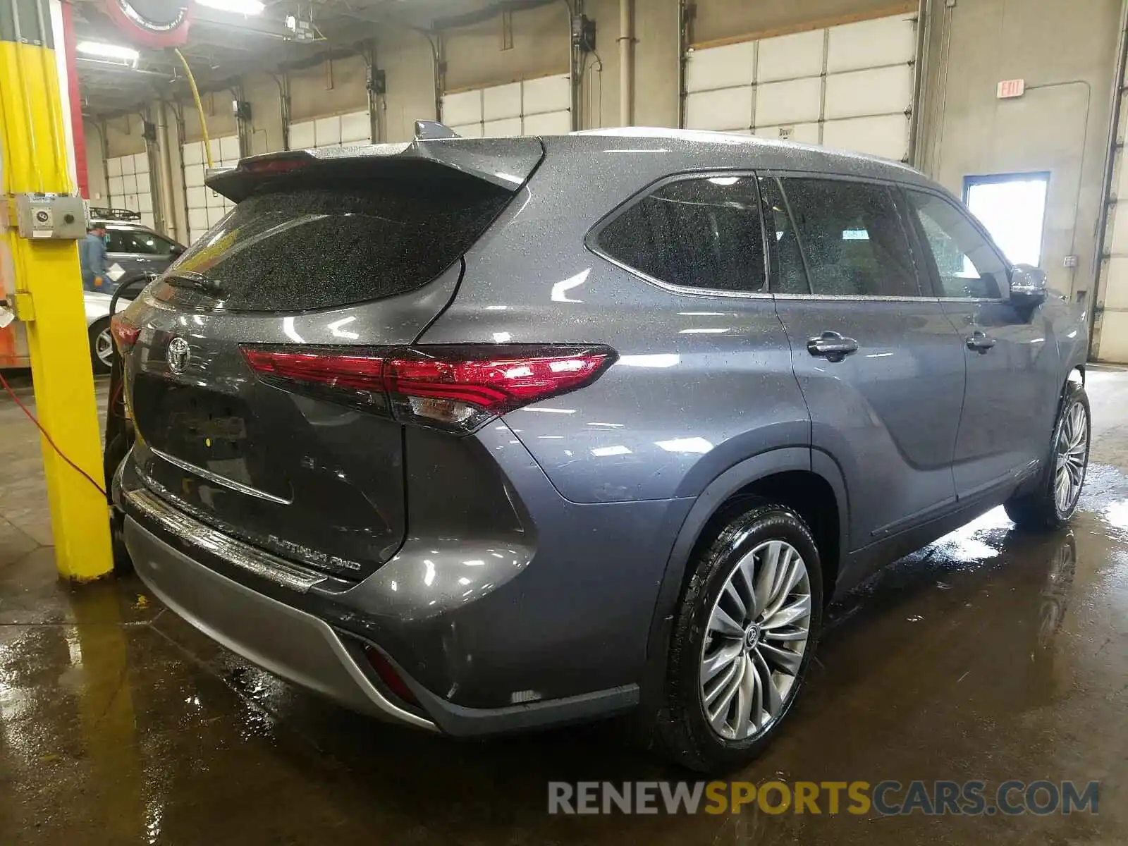 4 Photograph of a damaged car 5TDFZRBH1LS017334 TOYOTA HIGHLANDER 2020