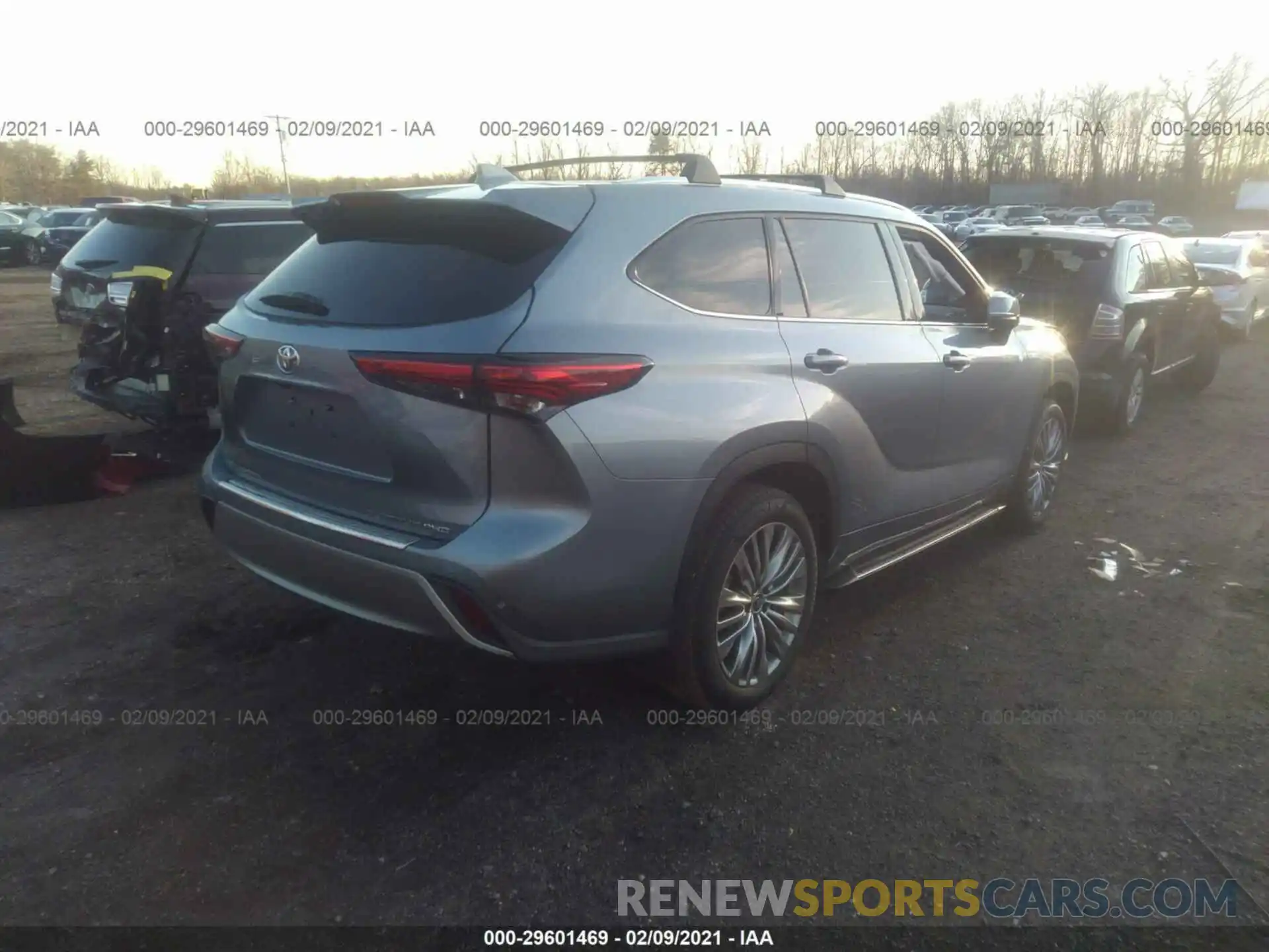 4 Photograph of a damaged car 5TDFZRBH3LS032322 TOYOTA HIGHLANDER 2020