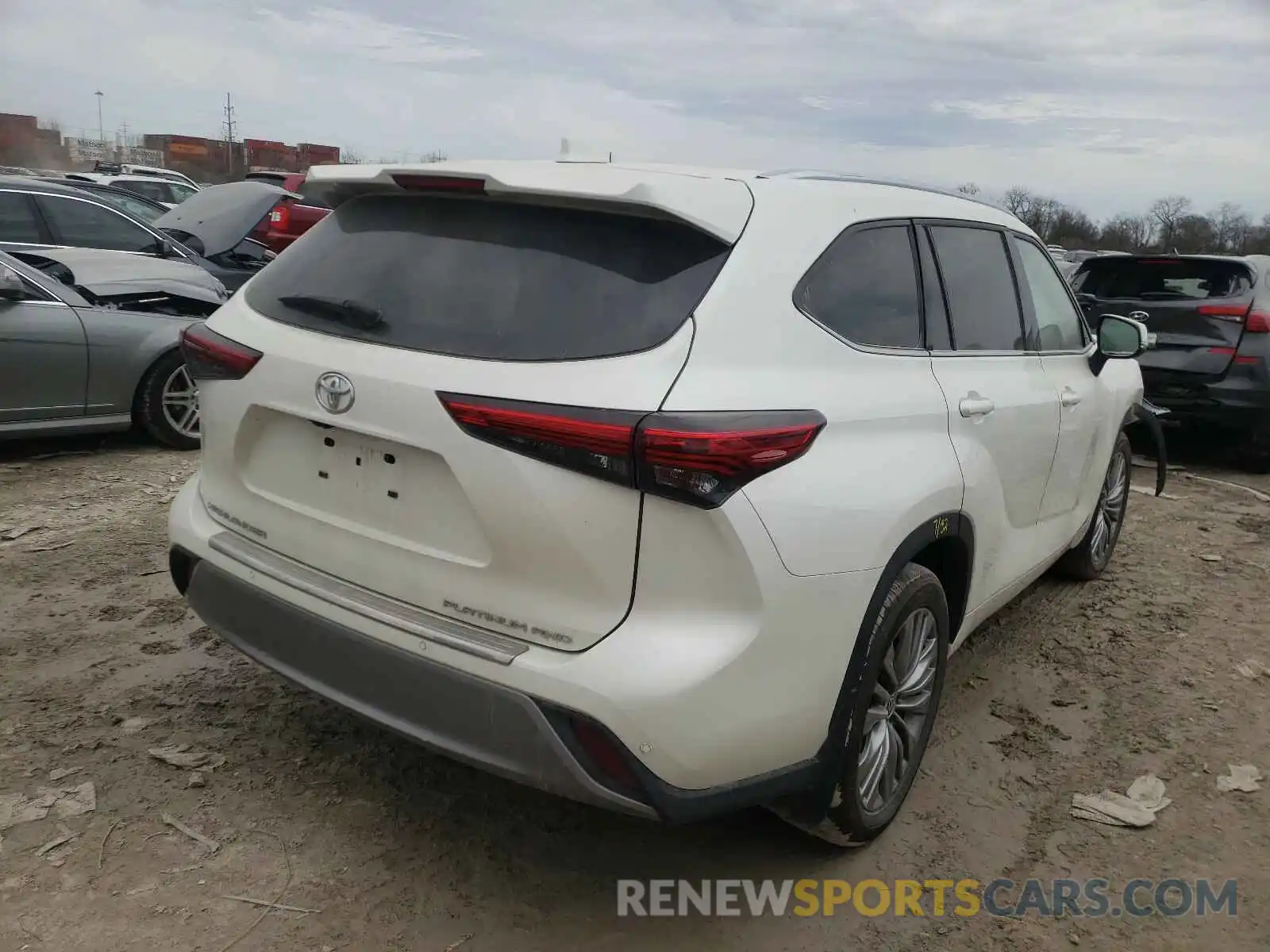 4 Photograph of a damaged car 5TDFZRBH6LS026451 TOYOTA HIGHLANDER 2020