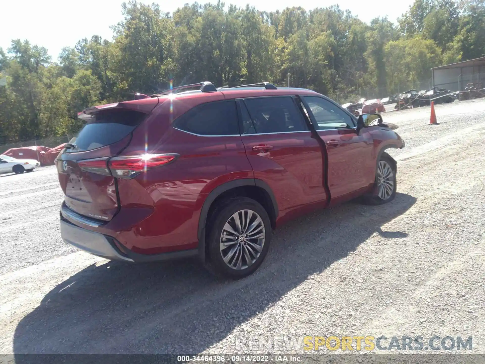 4 Photograph of a damaged car 5TDFZRBH6LS034209 TOYOTA HIGHLANDER 2020