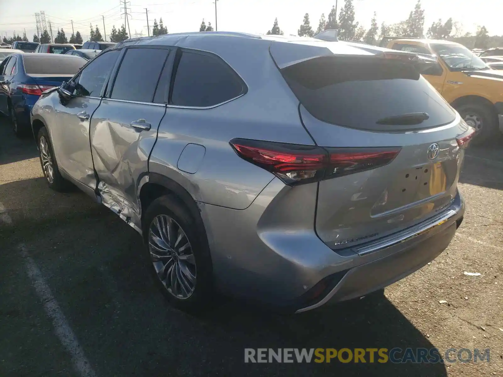 3 Photograph of a damaged car 5TDFZRBH9LS038643 TOYOTA HIGHLANDER 2020