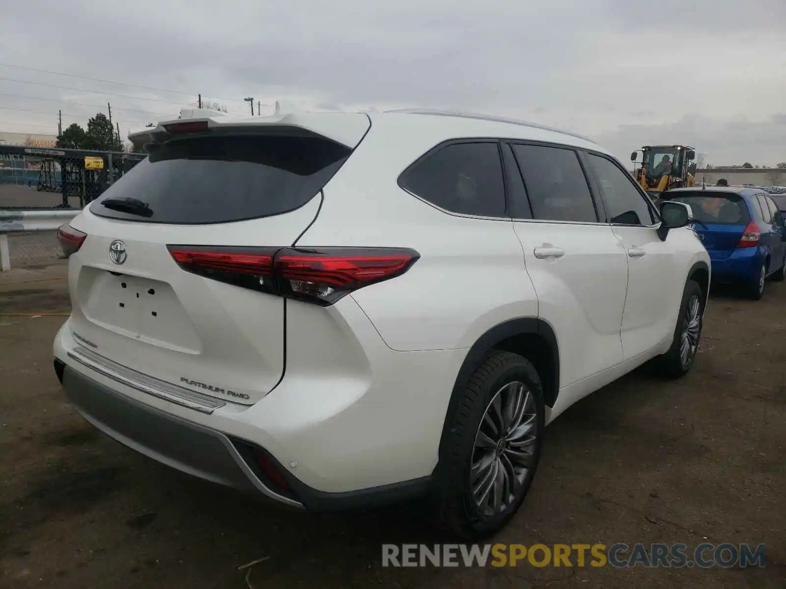 4 Photograph of a damaged car 5TDFZRBHXLS018918 TOYOTA HIGHLANDER 2020