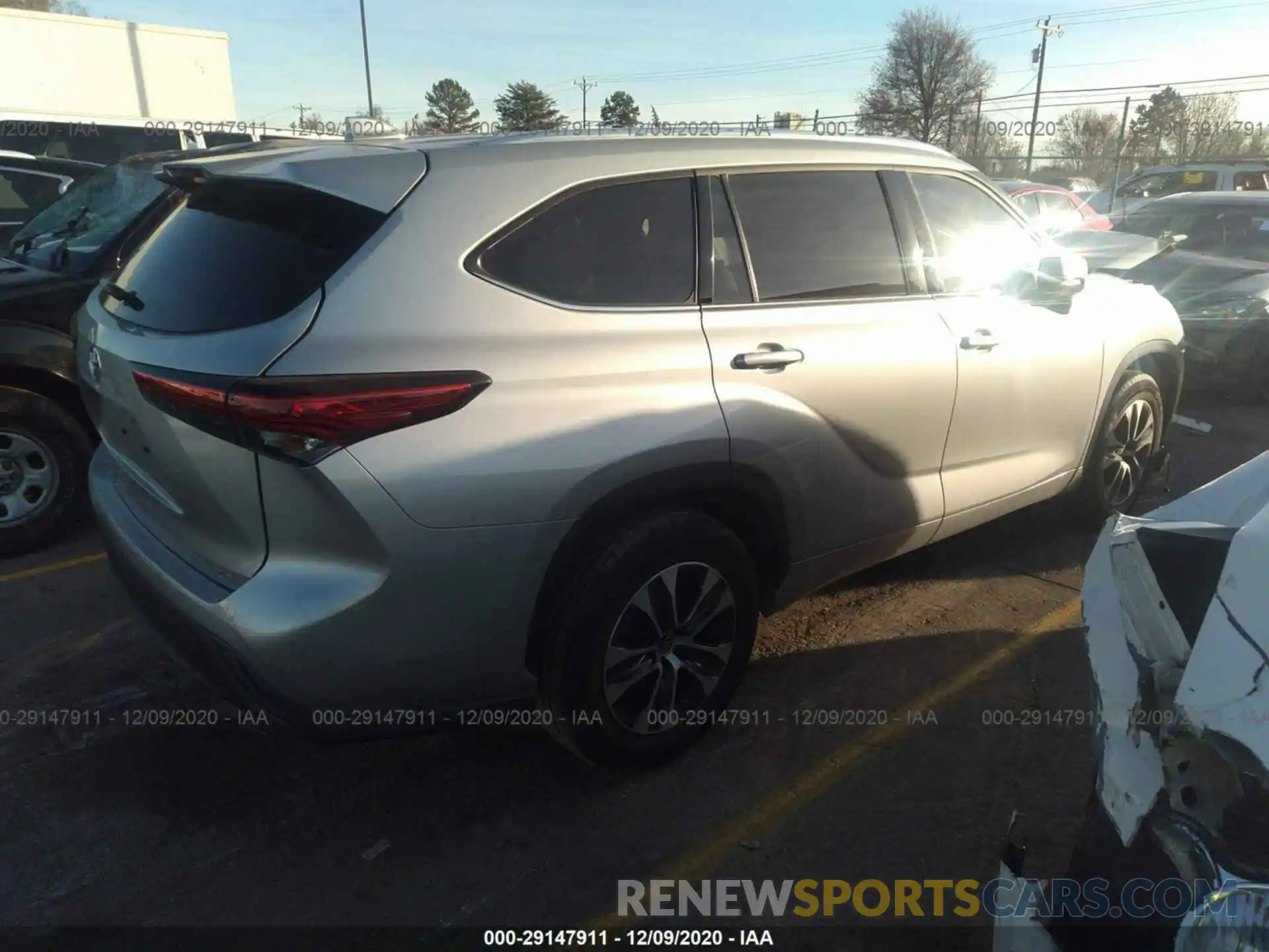 4 Photograph of a damaged car 5TDGZRAH0LS500979 TOYOTA HIGHLANDER 2020