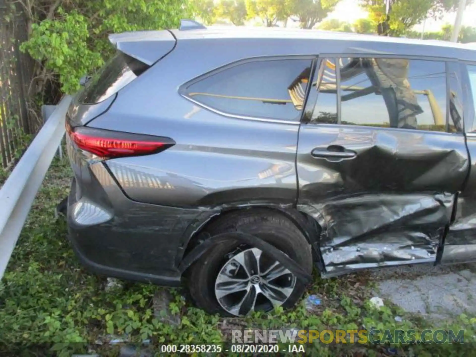 9 Photograph of a damaged car 5TDGZRAH3LS003294 TOYOTA HIGHLANDER 2020