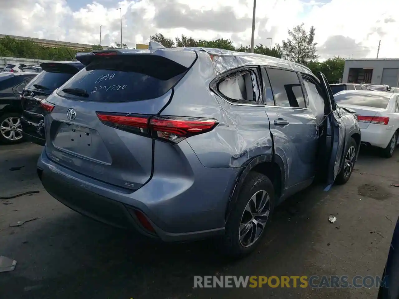 4 Photograph of a damaged car 5TDGZRAH3LS009595 TOYOTA HIGHLANDER 2020