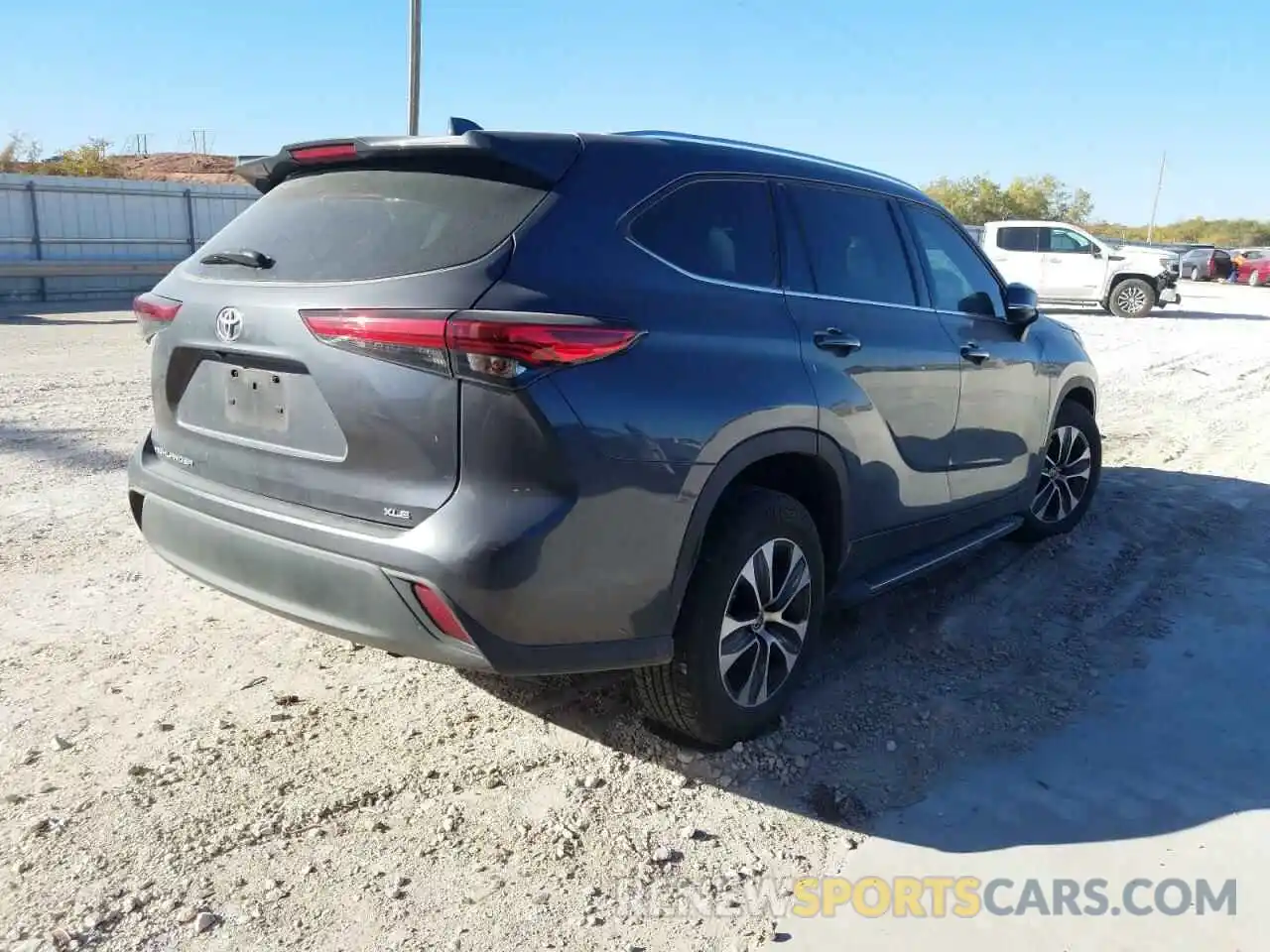 4 Photograph of a damaged car 5TDGZRAH3LS025182 TOYOTA HIGHLANDER 2020