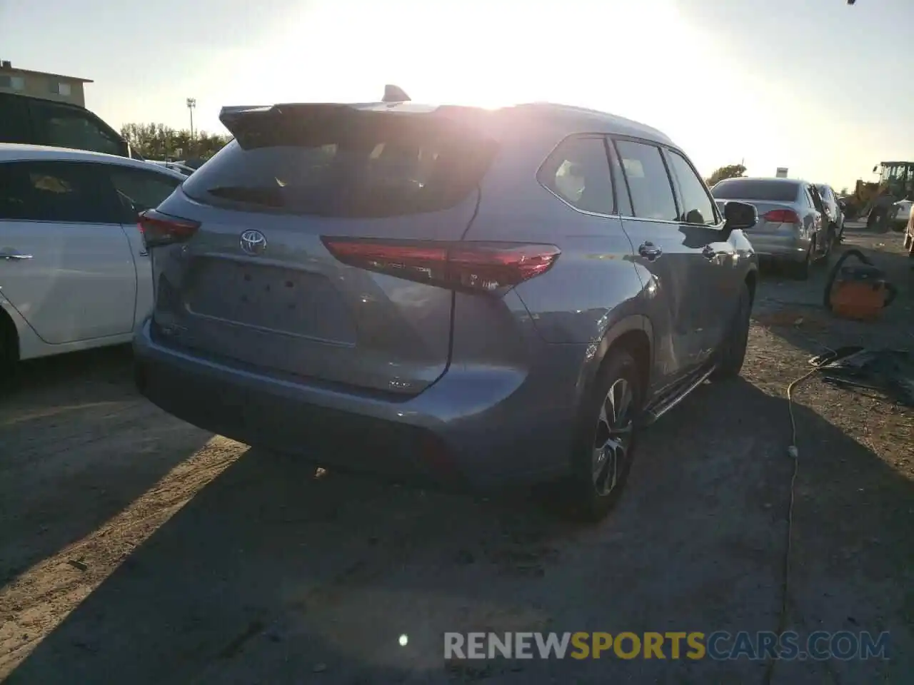 4 Photograph of a damaged car 5TDGZRAH4LS007838 TOYOTA HIGHLANDER 2020