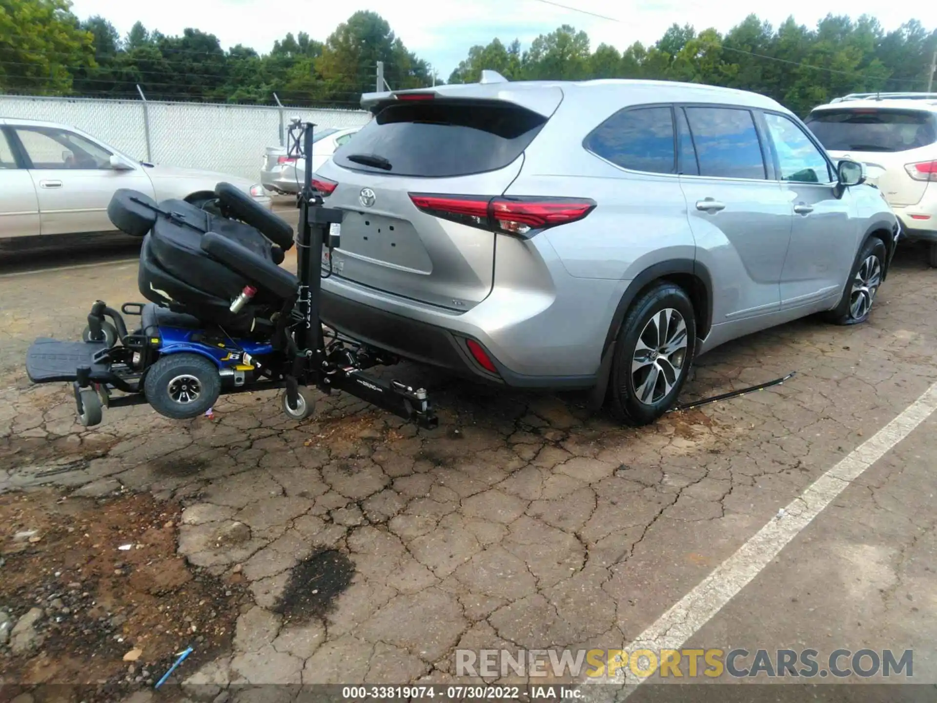 4 Photograph of a damaged car 5TDGZRAH4LS508986 TOYOTA HIGHLANDER 2020