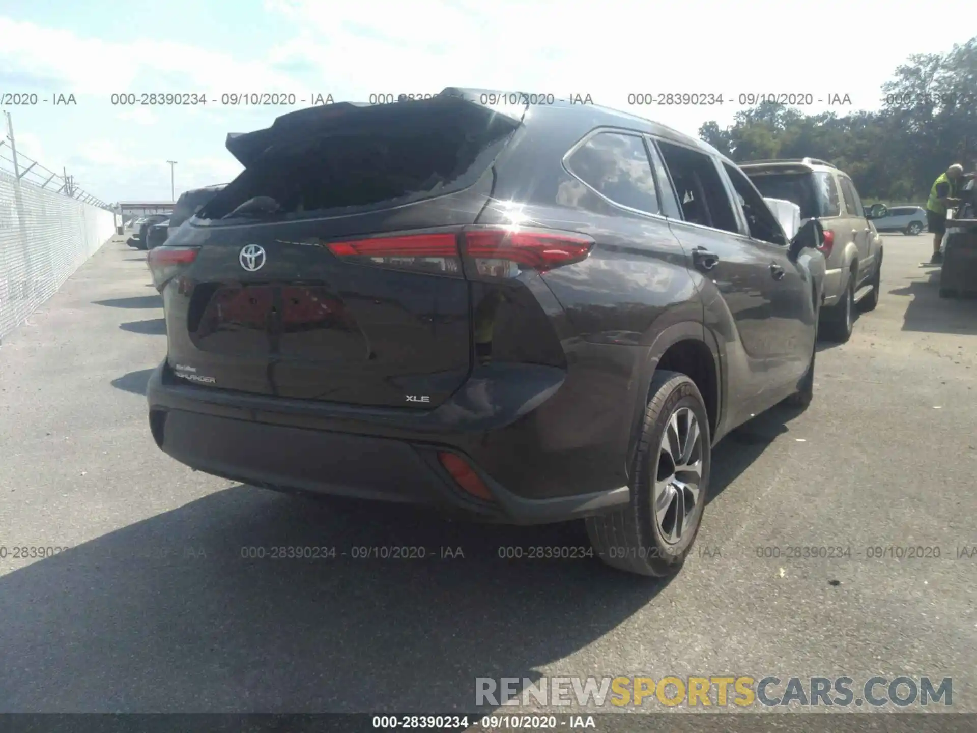 4 Photograph of a damaged car 5TDGZRAH5LS005368 TOYOTA HIGHLANDER 2020