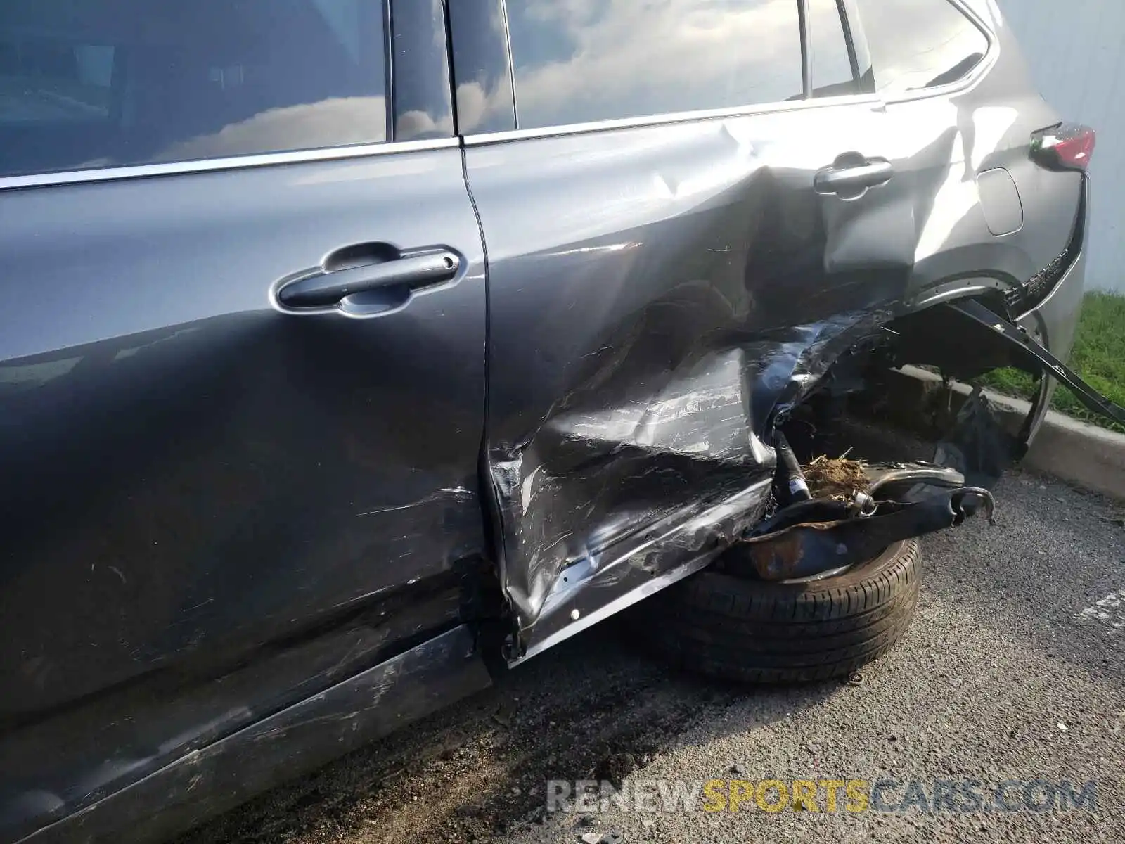 9 Photograph of a damaged car 5TDGZRAH5LS011316 TOYOTA HIGHLANDER 2020