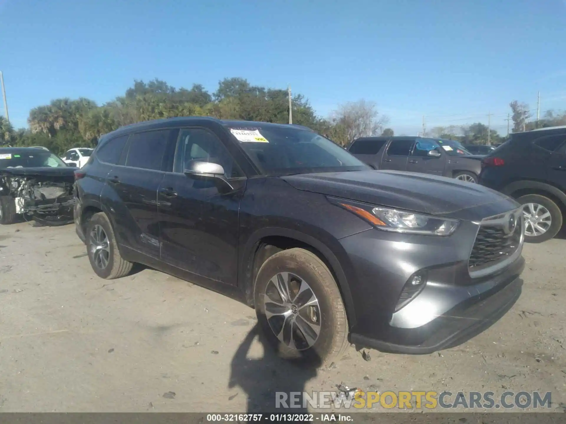 1 Photograph of a damaged car 5TDGZRAH5LS023918 TOYOTA HIGHLANDER 2020