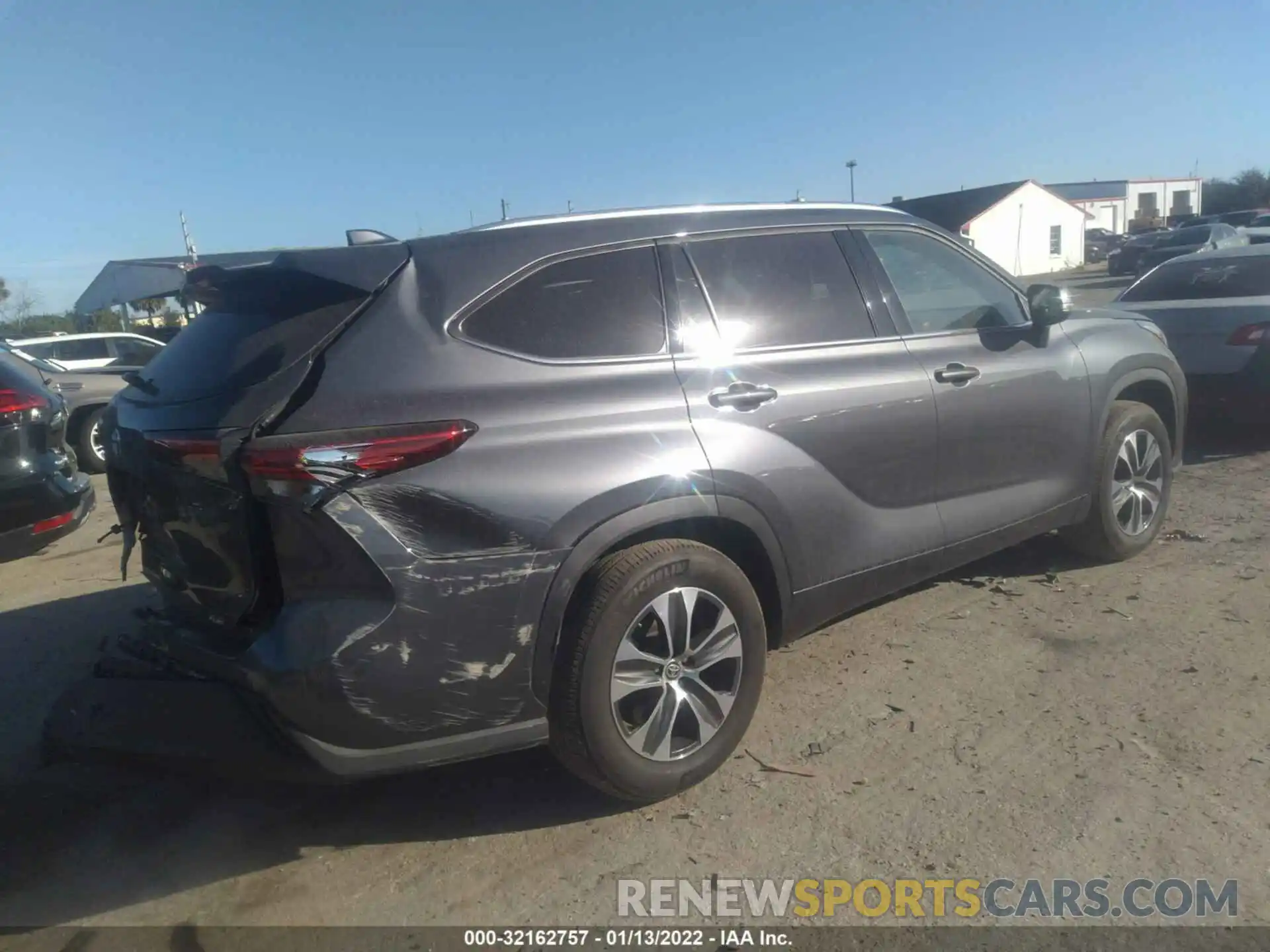 4 Photograph of a damaged car 5TDGZRAH5LS023918 TOYOTA HIGHLANDER 2020