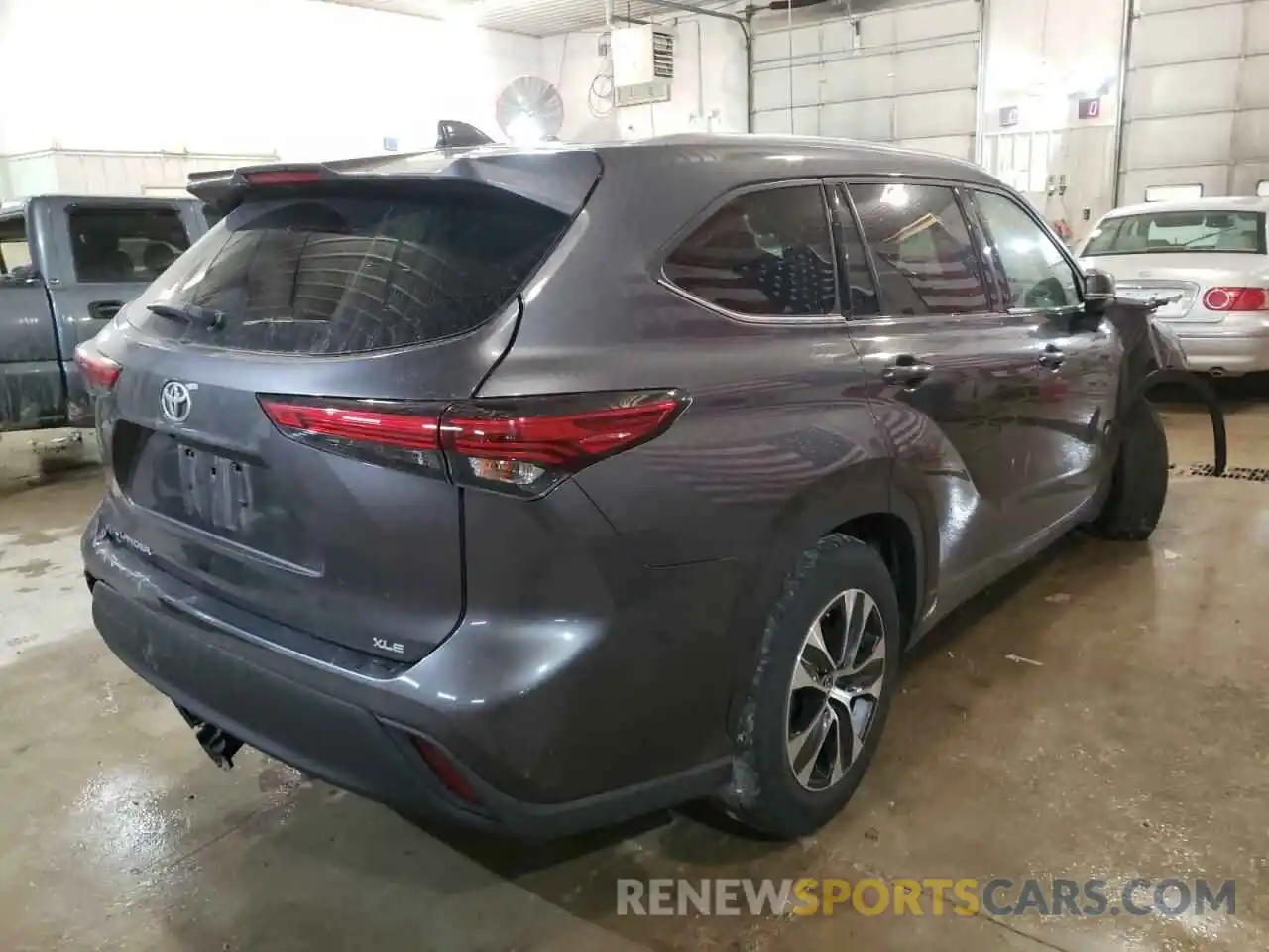 4 Photograph of a damaged car 5TDGZRAH6LS005301 TOYOTA HIGHLANDER 2020