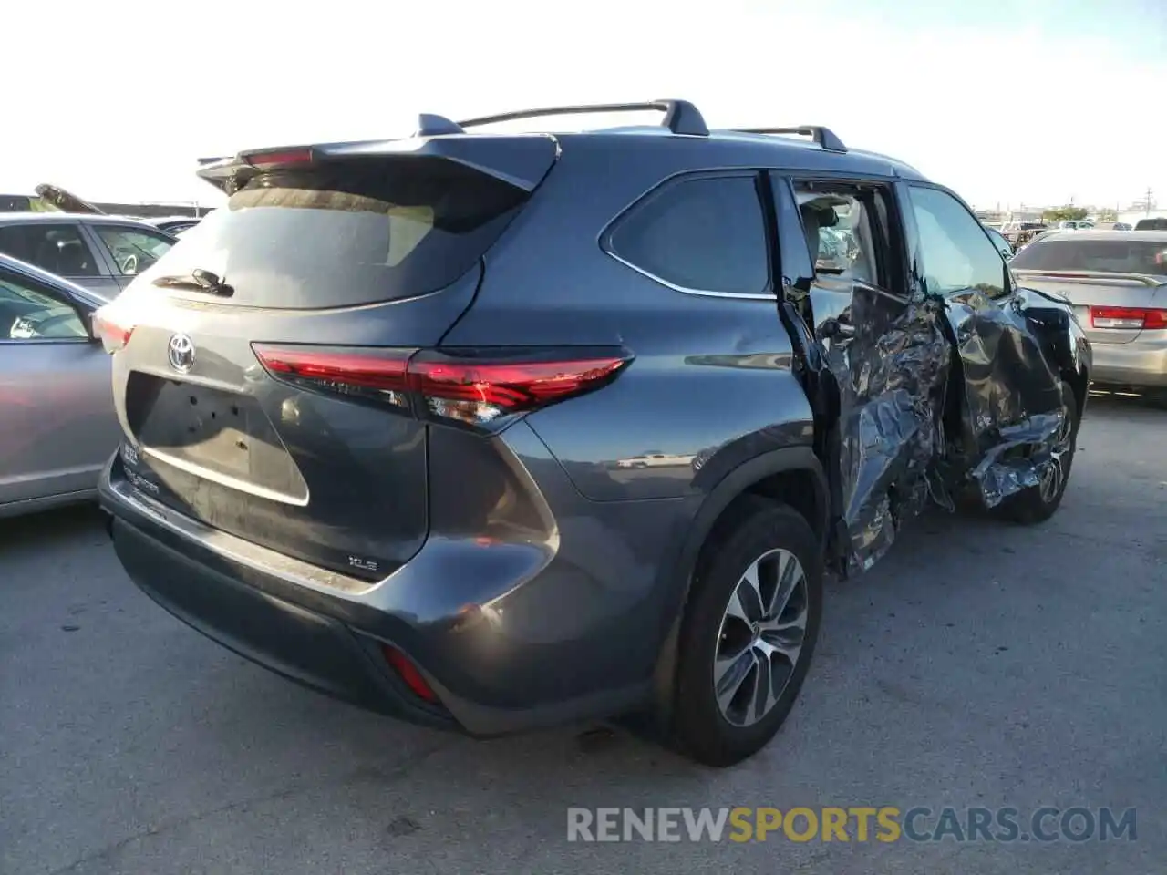 4 Photograph of a damaged car 5TDGZRAH6LS022440 TOYOTA HIGHLANDER 2020