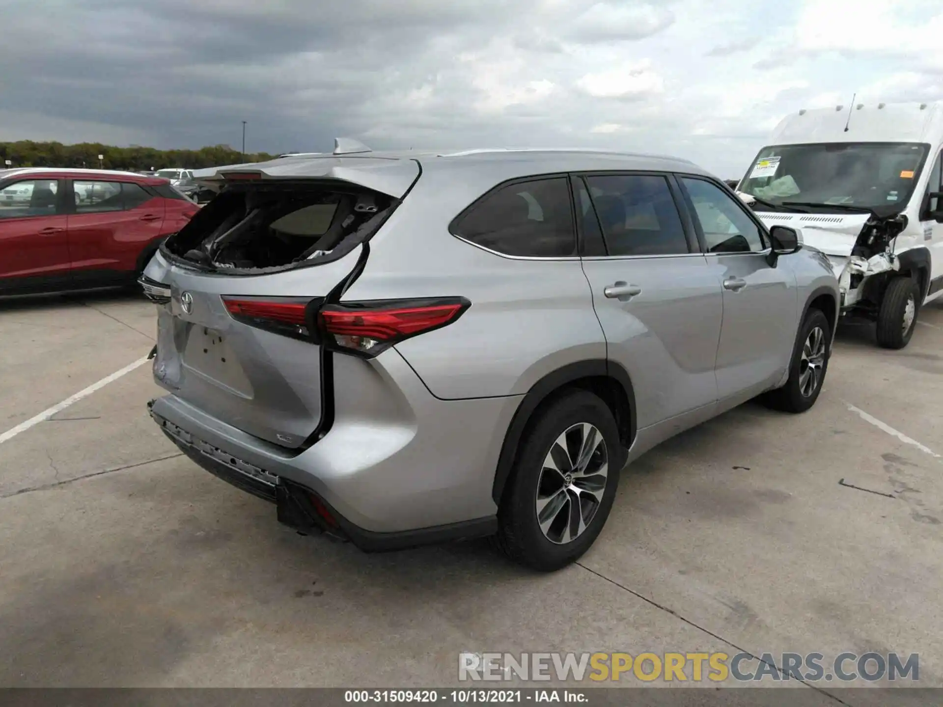 4 Photograph of a damaged car 5TDGZRAH7LS500235 TOYOTA HIGHLANDER 2020