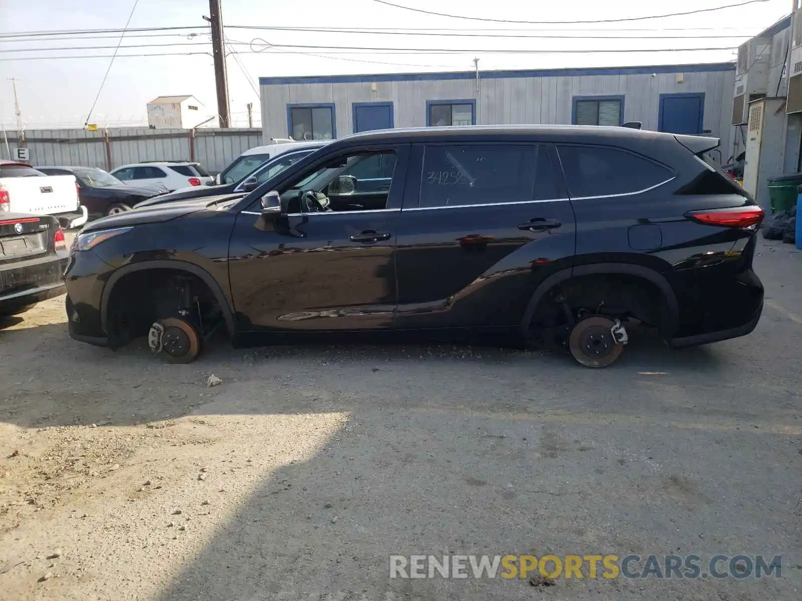 9 Photograph of a damaged car 5TDGZRAH8LS011102 TOYOTA HIGHLANDER 2020