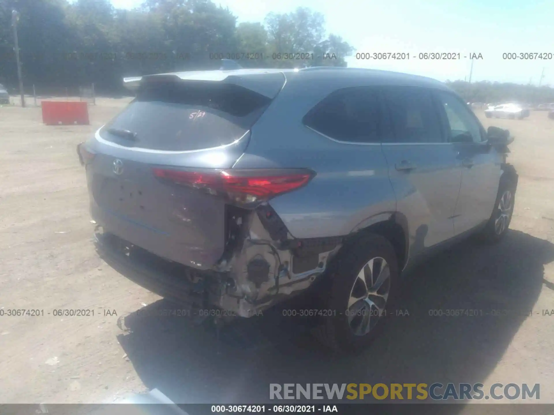 4 Photograph of a damaged car 5TDGZRAH8LS020351 TOYOTA HIGHLANDER 2020