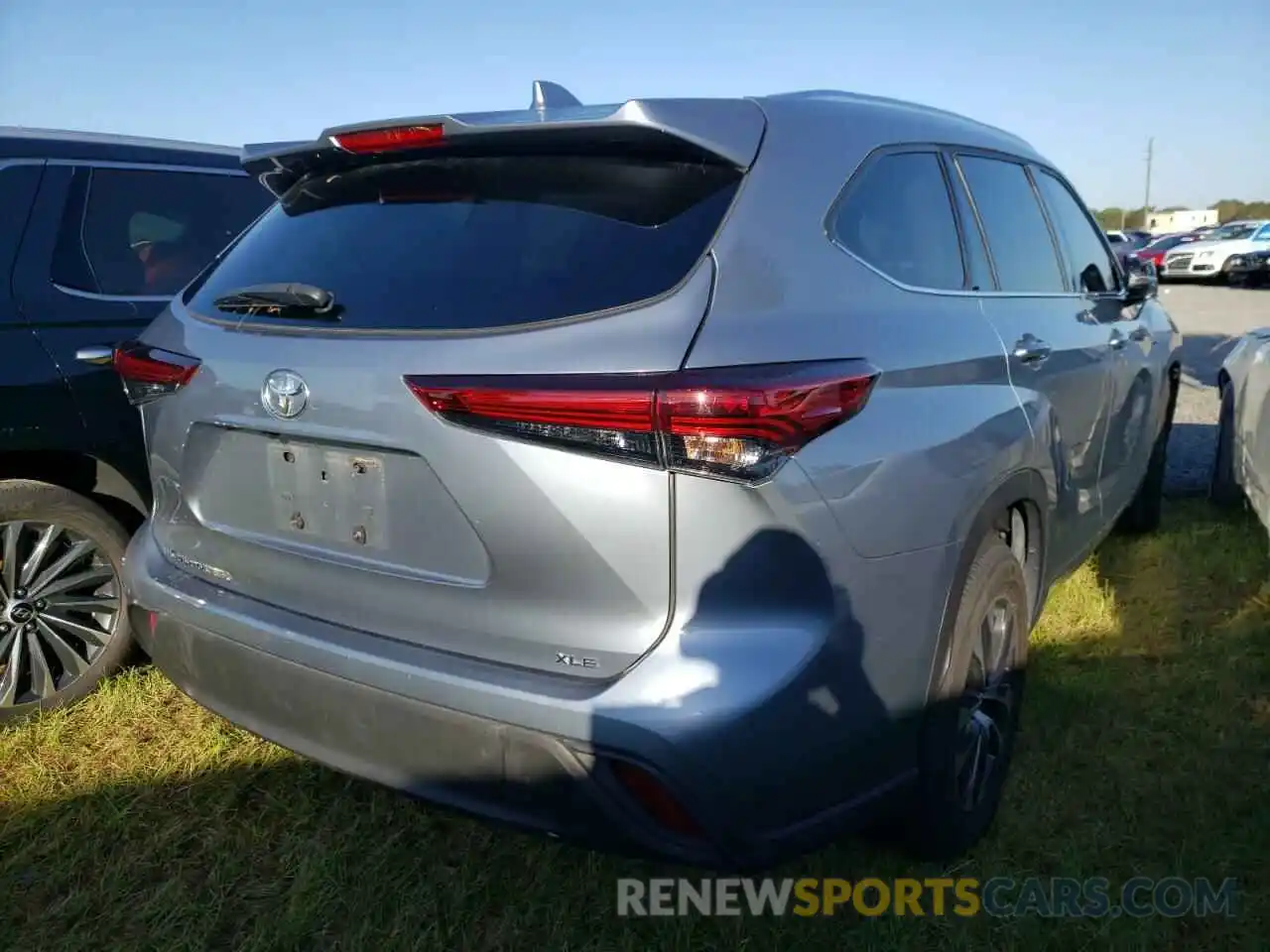 4 Photograph of a damaged car 5TDGZRAH9LS008421 TOYOTA HIGHLANDER 2020