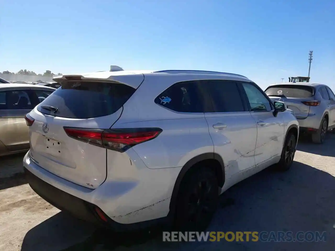 4 Photograph of a damaged car 5TDGZRAH9LS018544 TOYOTA HIGHLANDER 2020