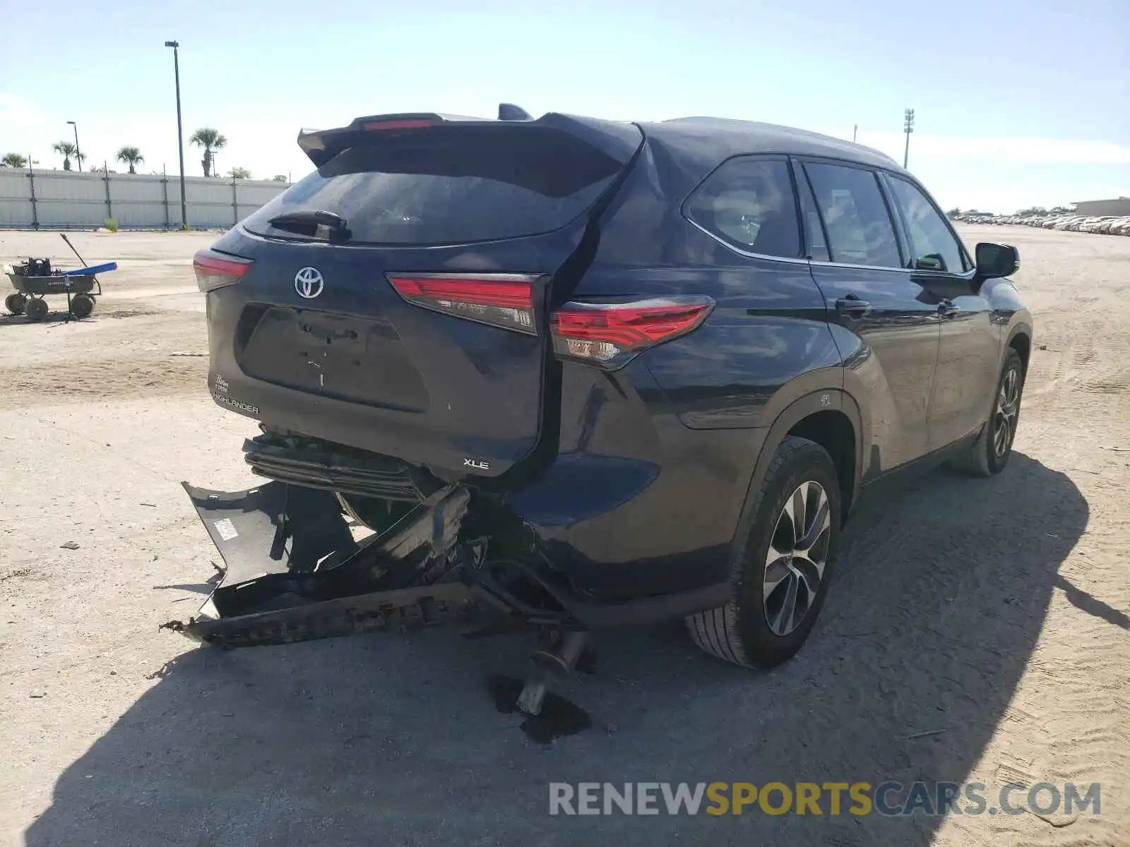 4 Photograph of a damaged car 5TDGZRAH9LS024649 TOYOTA HIGHLANDER 2020