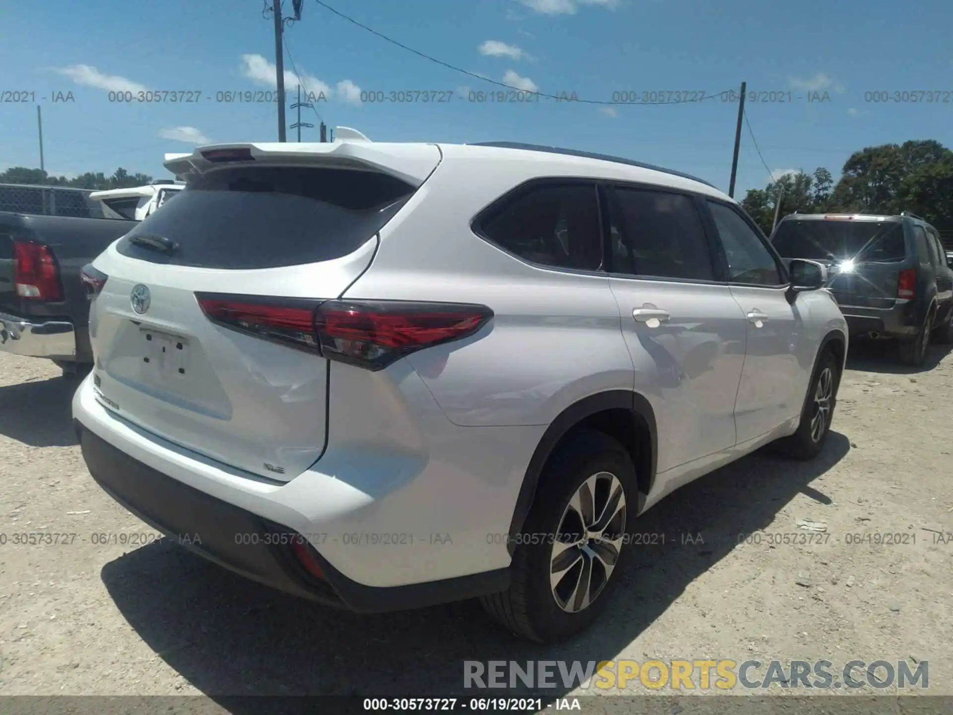 4 Photograph of a damaged car 5TDGZRAH9LS500625 TOYOTA HIGHLANDER 2020