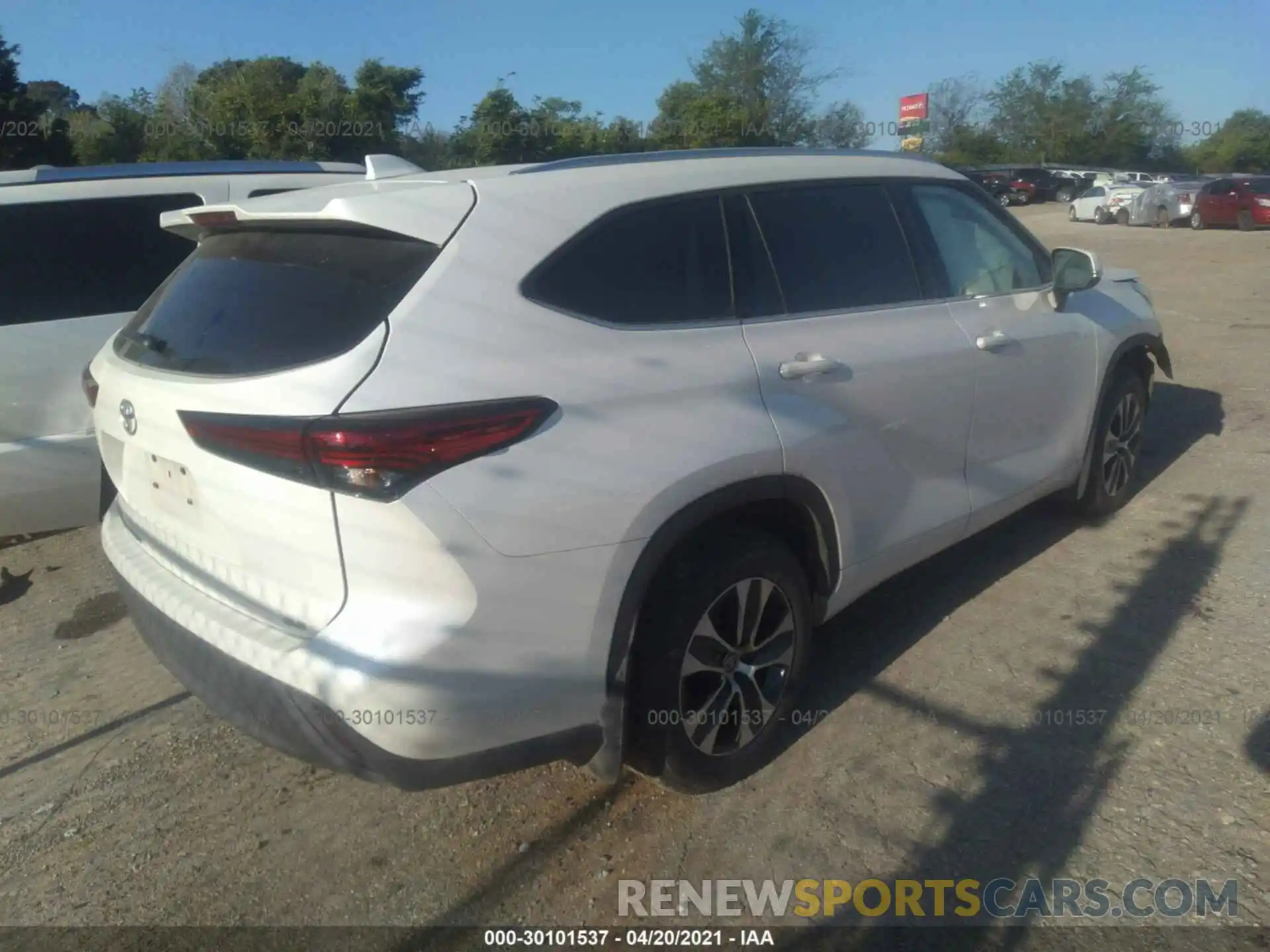 4 Photograph of a damaged car 5TDGZRAH9LS511754 TOYOTA HIGHLANDER 2020