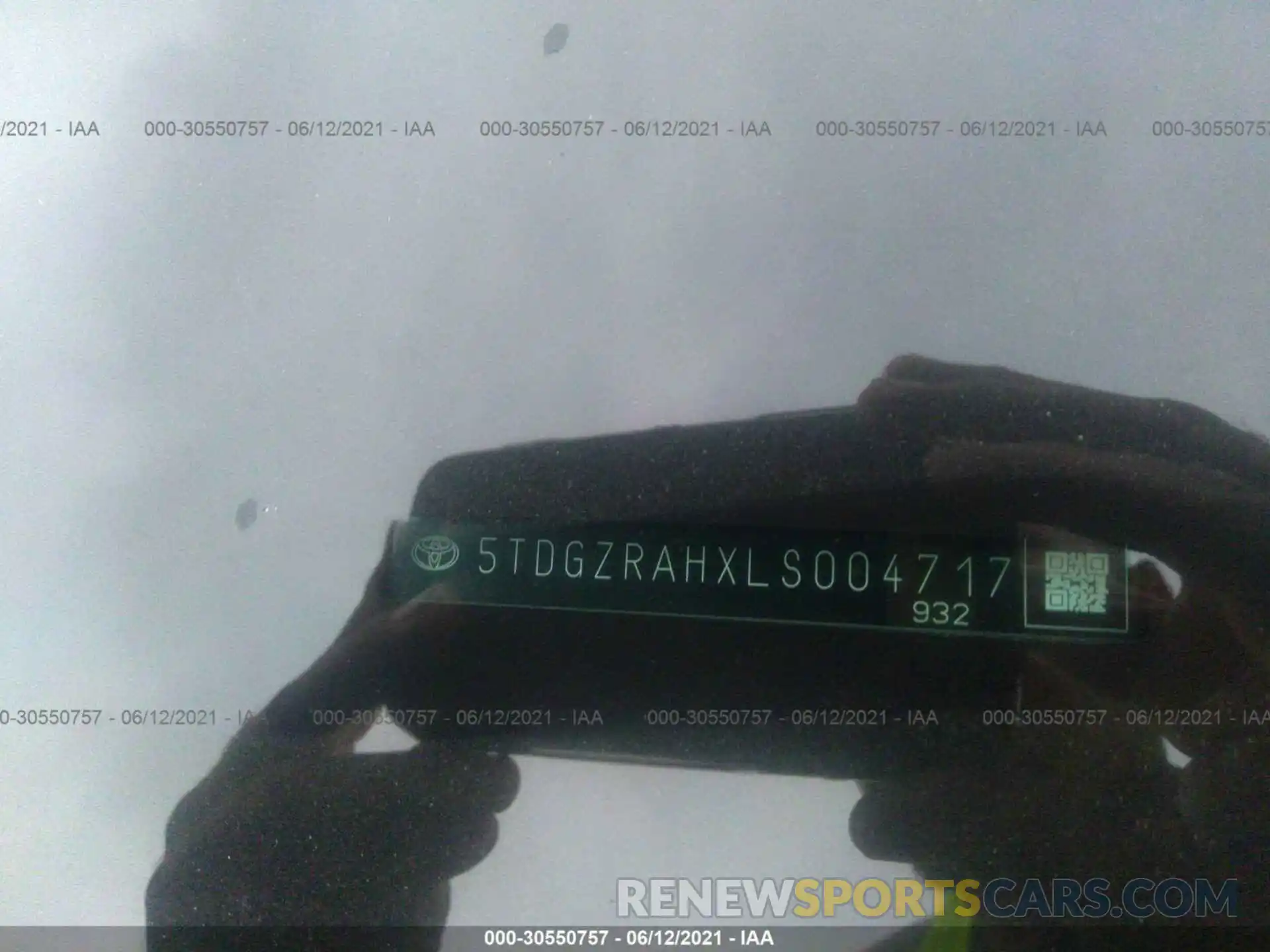 9 Photograph of a damaged car 5TDGZRAHXLS004717 TOYOTA HIGHLANDER 2020