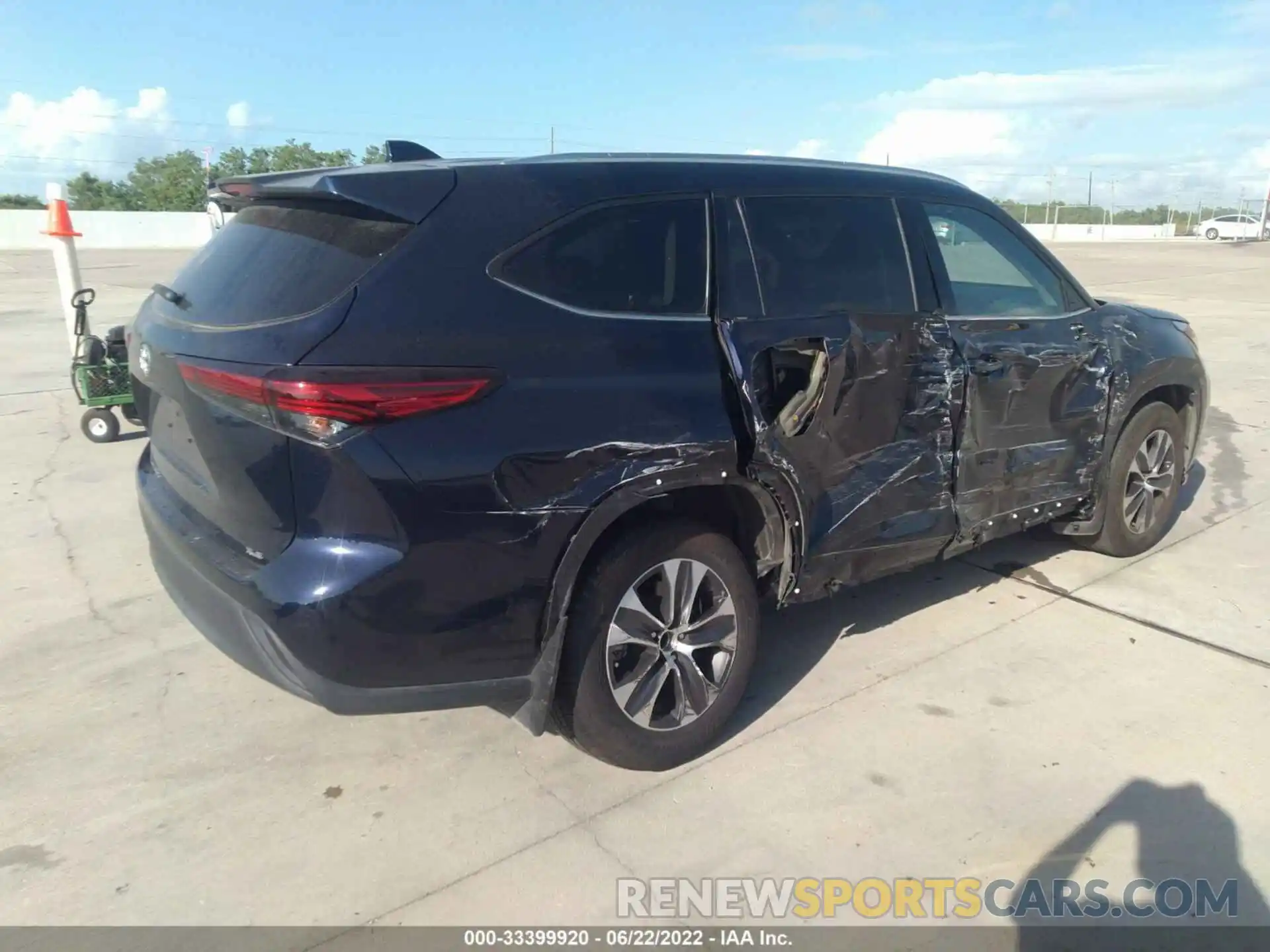 4 Photograph of a damaged car 5TDGZRAHXLS507020 TOYOTA HIGHLANDER 2020