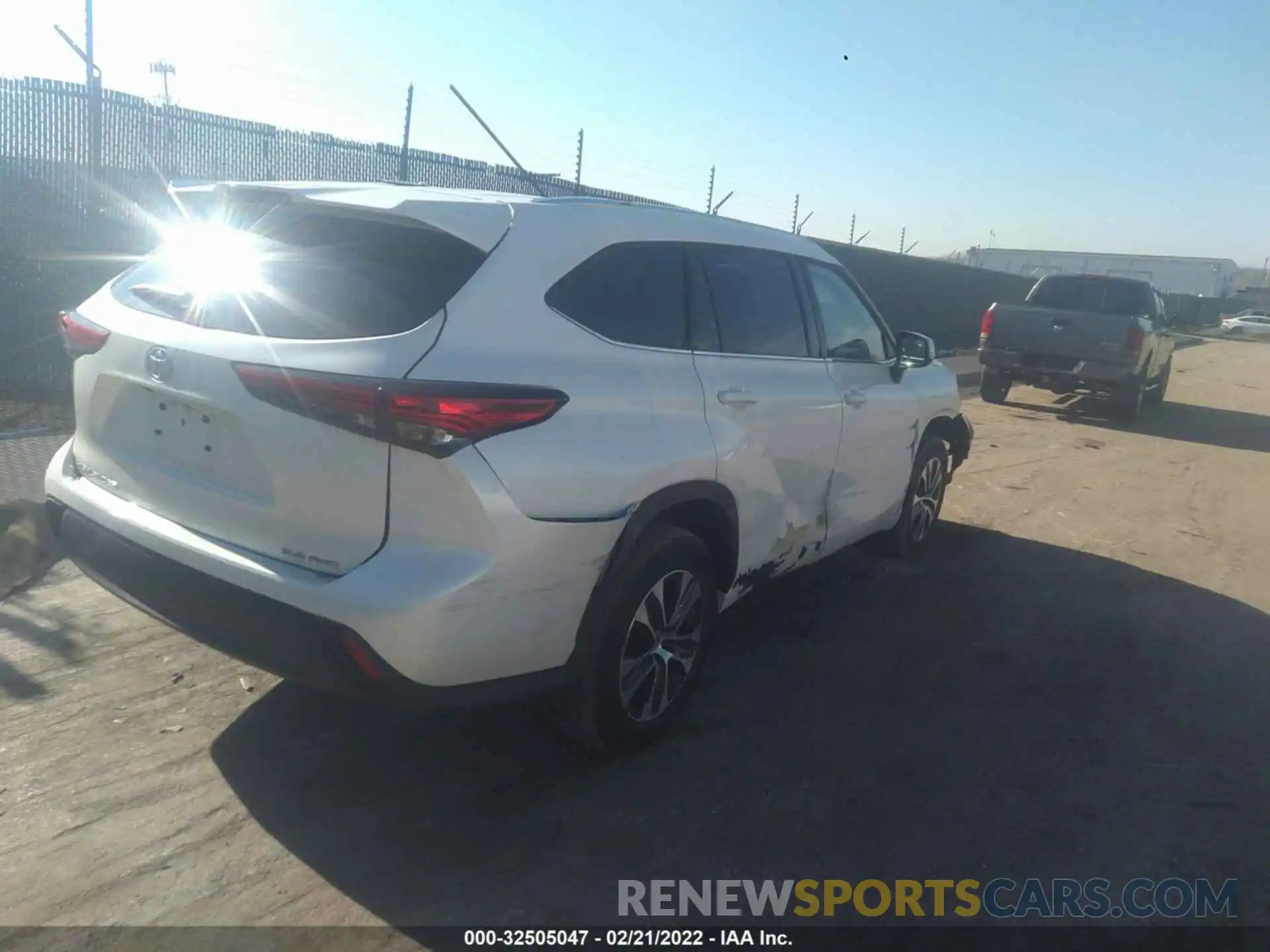 4 Photograph of a damaged car 5TDGZRBH1LS048345 TOYOTA HIGHLANDER 2020