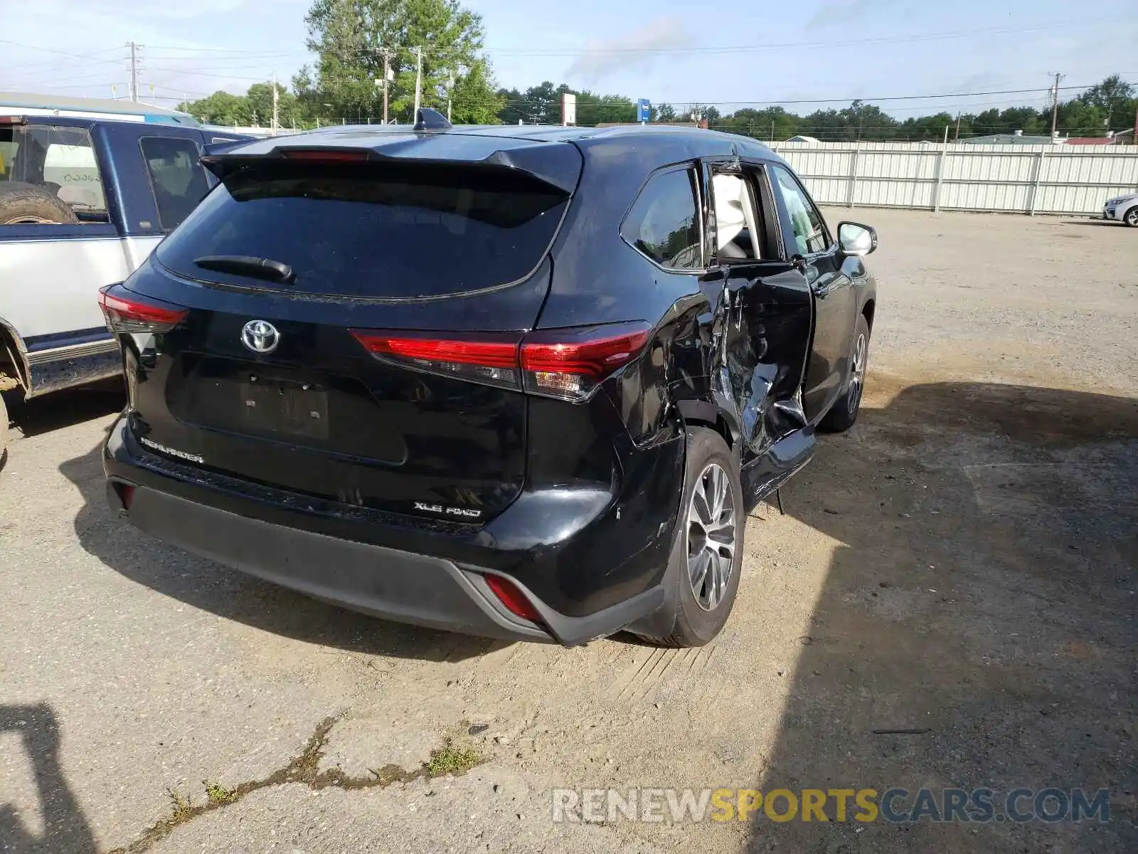 4 Photograph of a damaged car 5TDGZRBH2LS013197 TOYOTA HIGHLANDER 2020