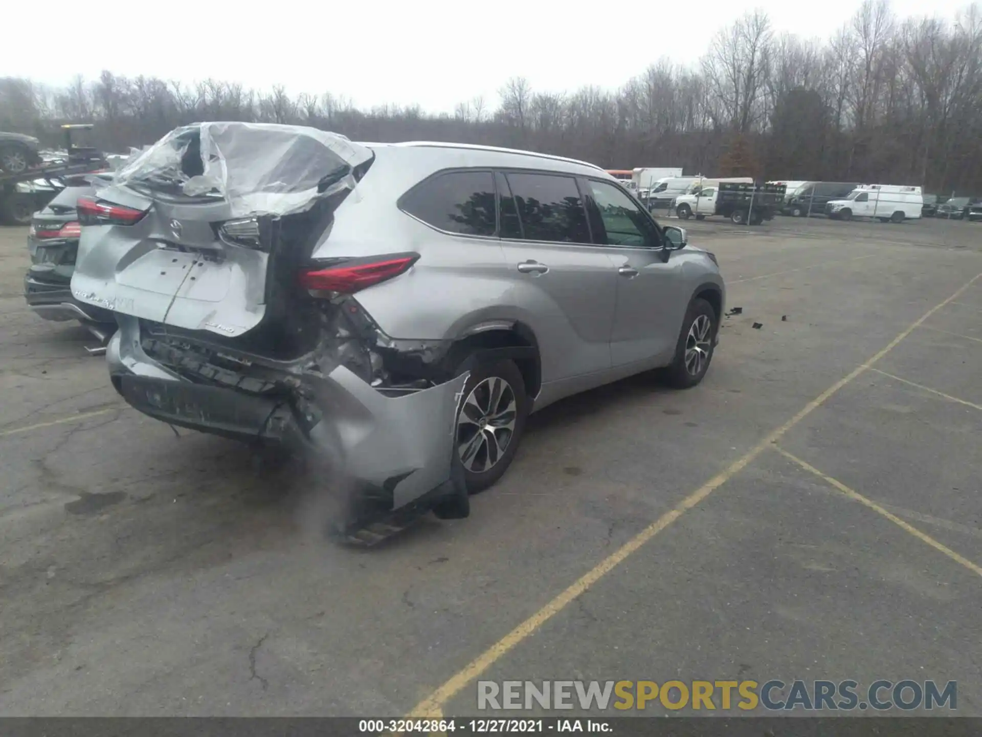 4 Photograph of a damaged car 5TDGZRBH2LS055207 TOYOTA HIGHLANDER 2020